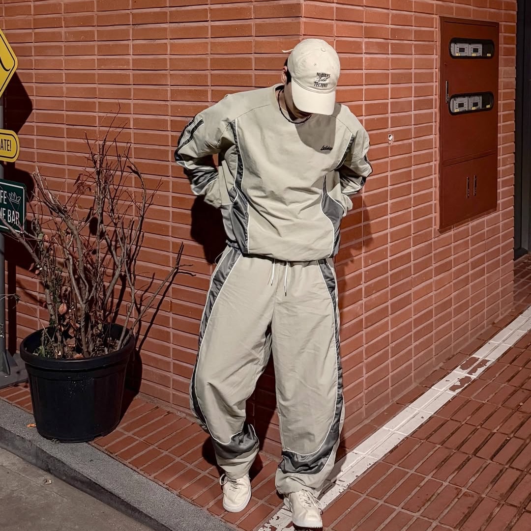 Express Holiday Essential Nylon Pullover Beige, Express Holiday Essential Nylon Pullover Charcoal 착용 스타일 - 2