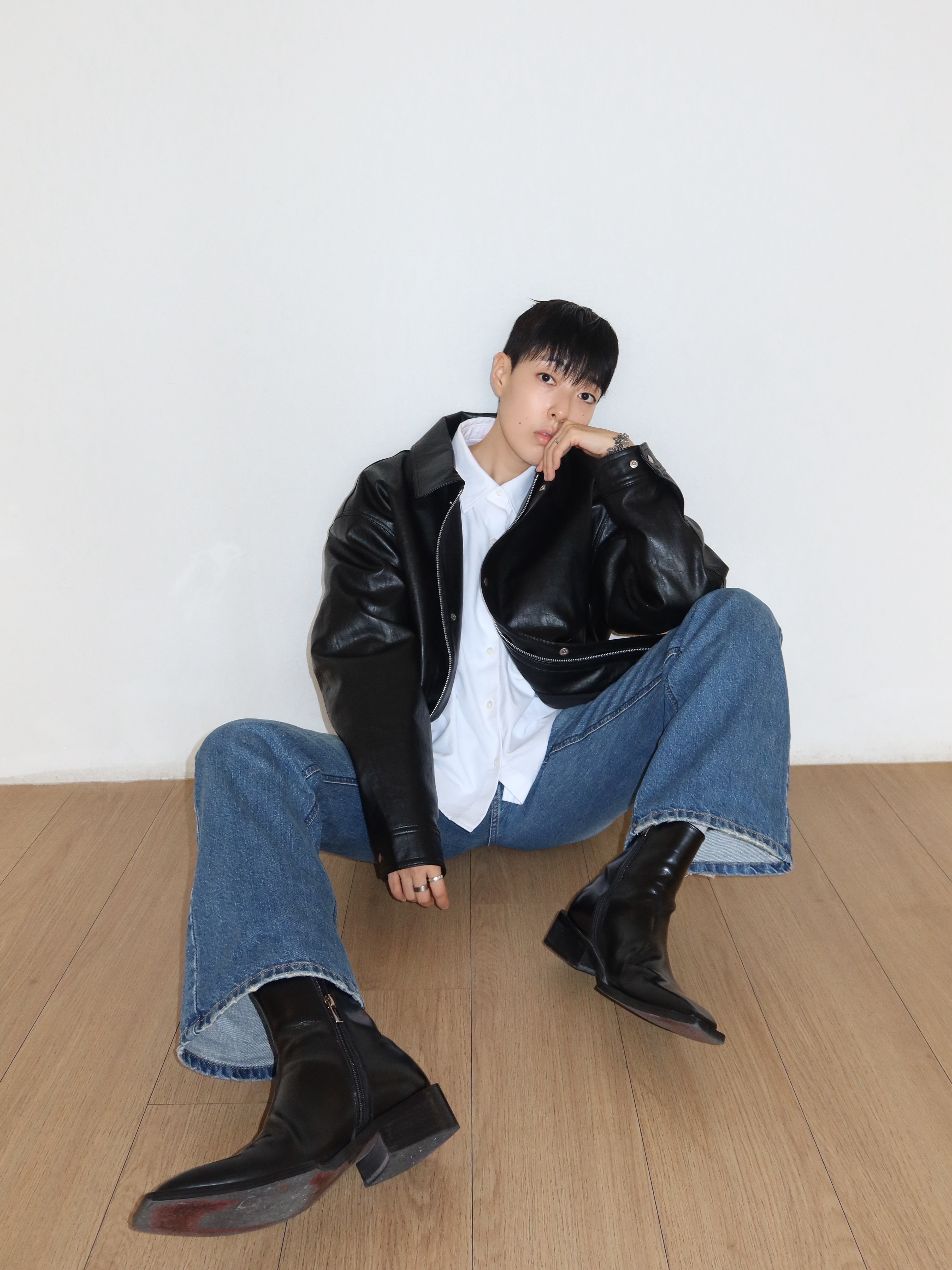 JTK ARTISANAL Corset-Seamed Faux Leather Jumper Black, (W) Uniqlo x JW Anderson Oxford Boxy Shirt Stripe Off White - KR 착용 스타일 - 1
