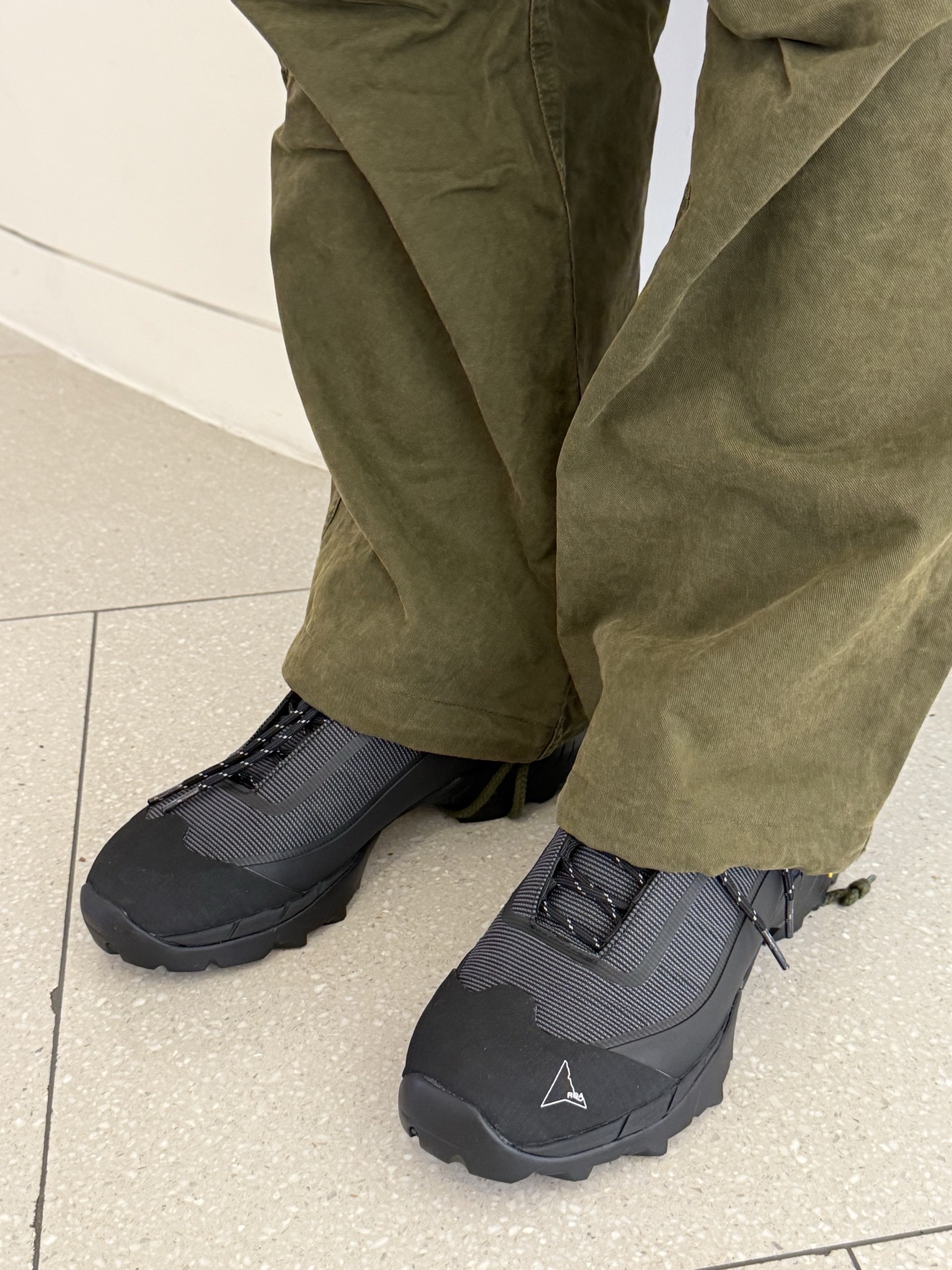 ROA Katharina Light Asphalt Black  - 25FW 착용 스타일 - 1