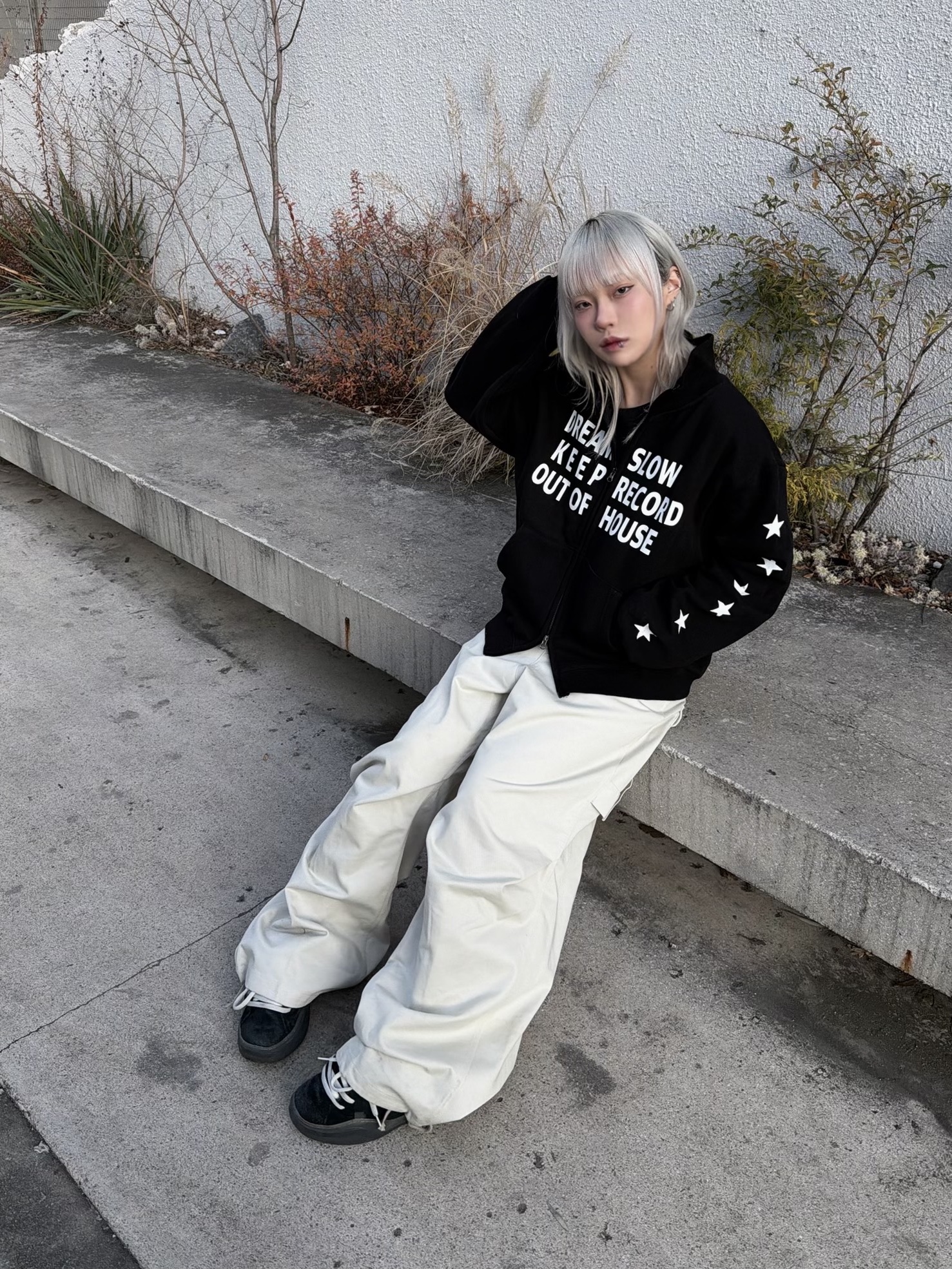 SLOW RECORD HOUSE Typo Star Track Zip-Up_Black 착용 스타일