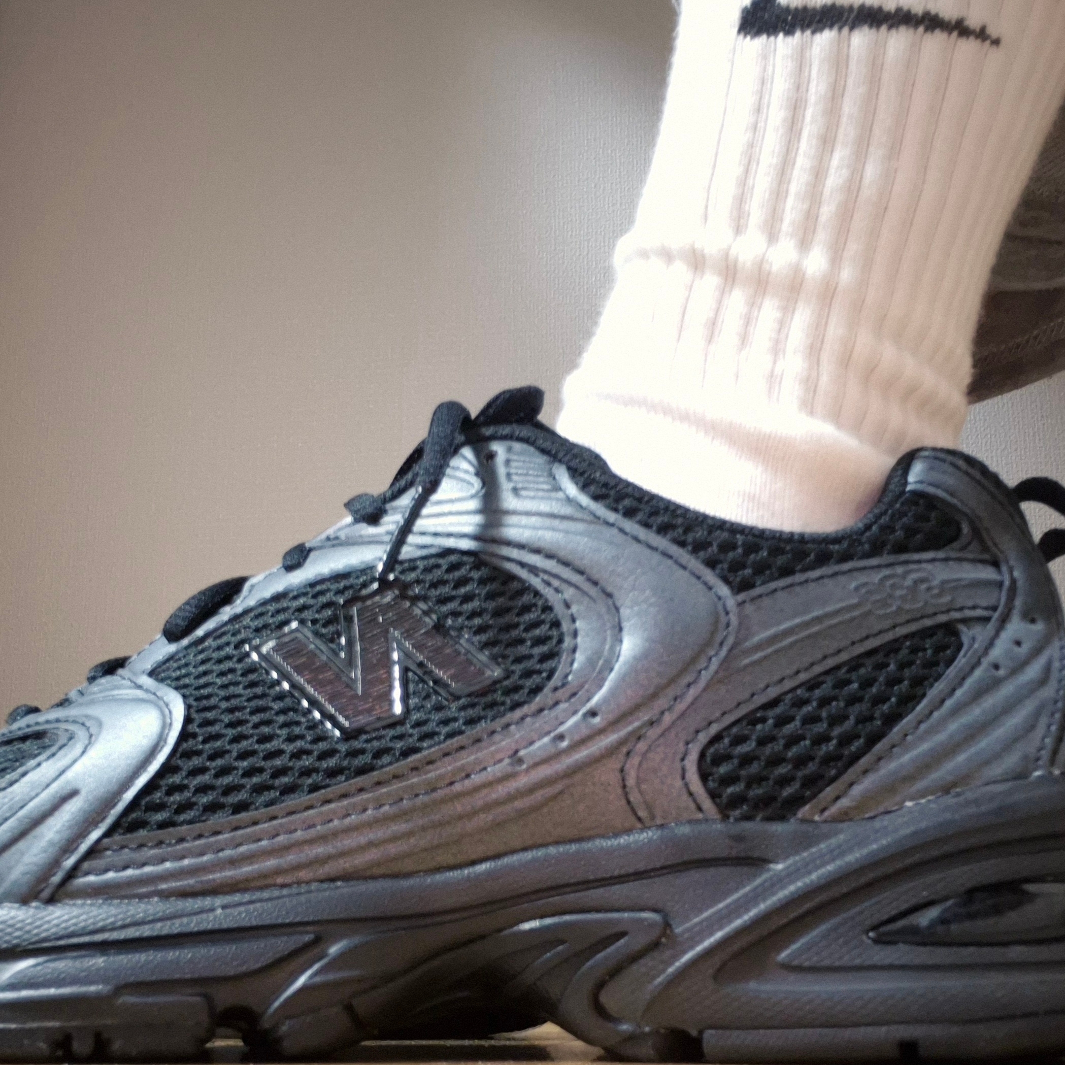 New Balance 530 Black 착용 스타일 - 4