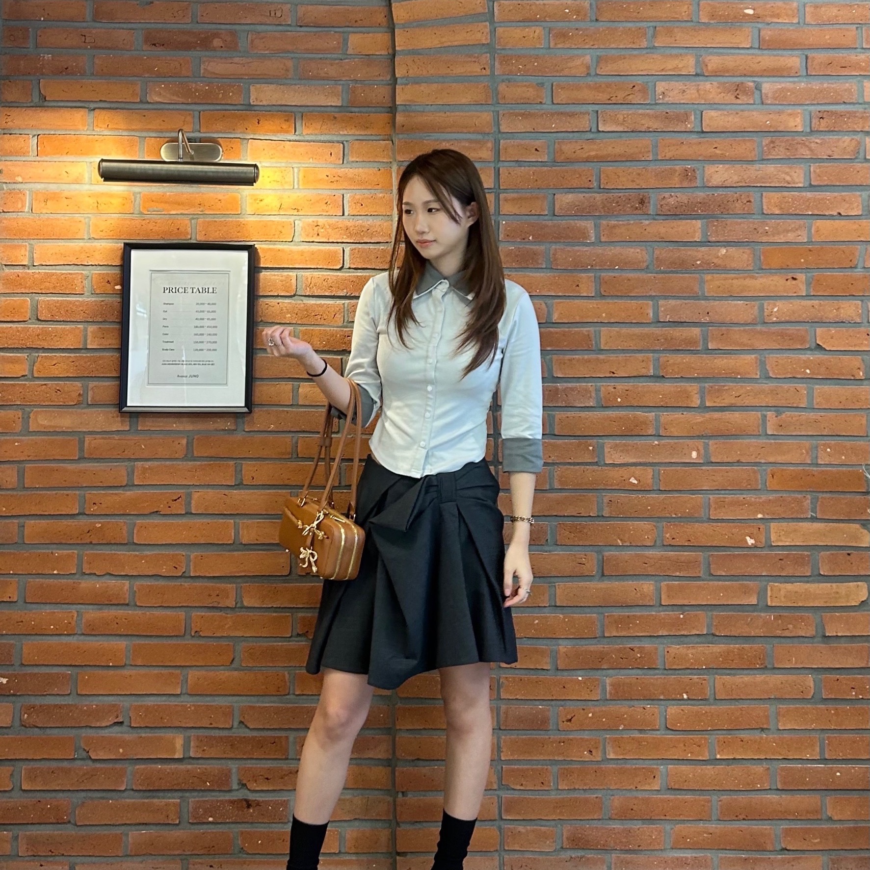 Self Portrait Women Leather Baguette Shoulder Bag With Charm Tan - 25FW 착용 스타일 - 2