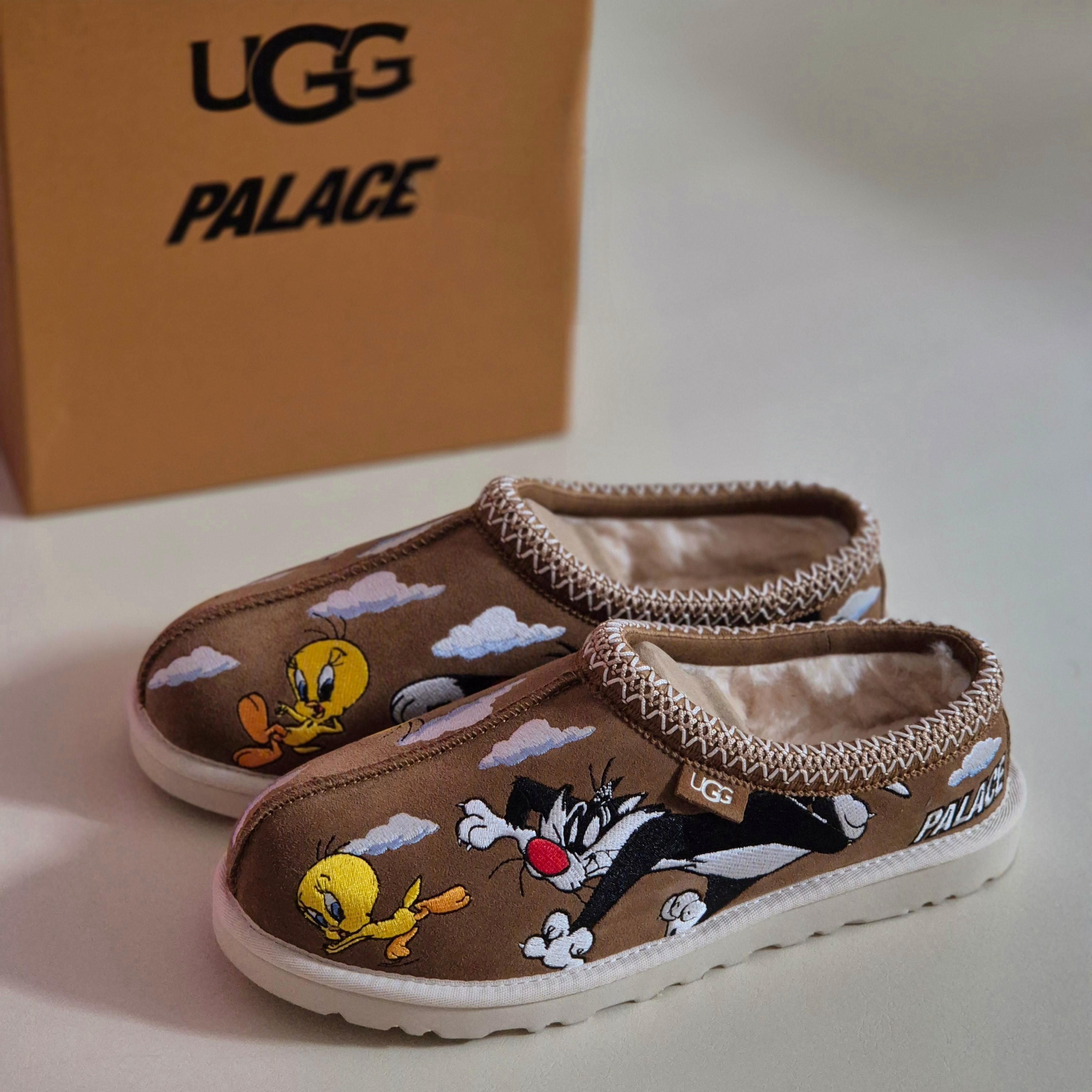 UGG x Palace x Looney Tunes Tasman Slipper Chestnut 착용 스타일