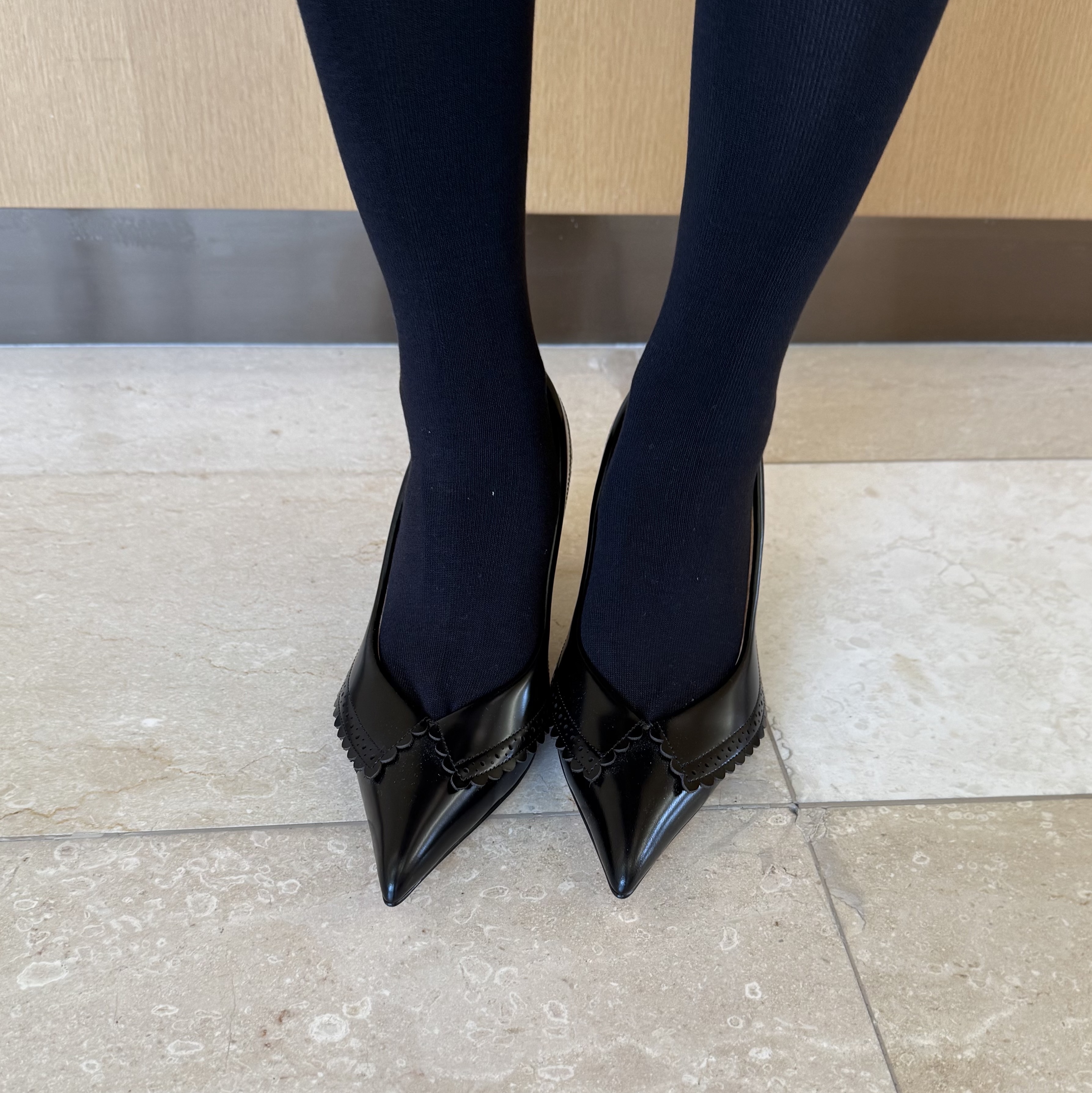 Shushu/Tong Women Pointed Toe Lapel Shoes Black - 25FW 착용 스타일 - 1