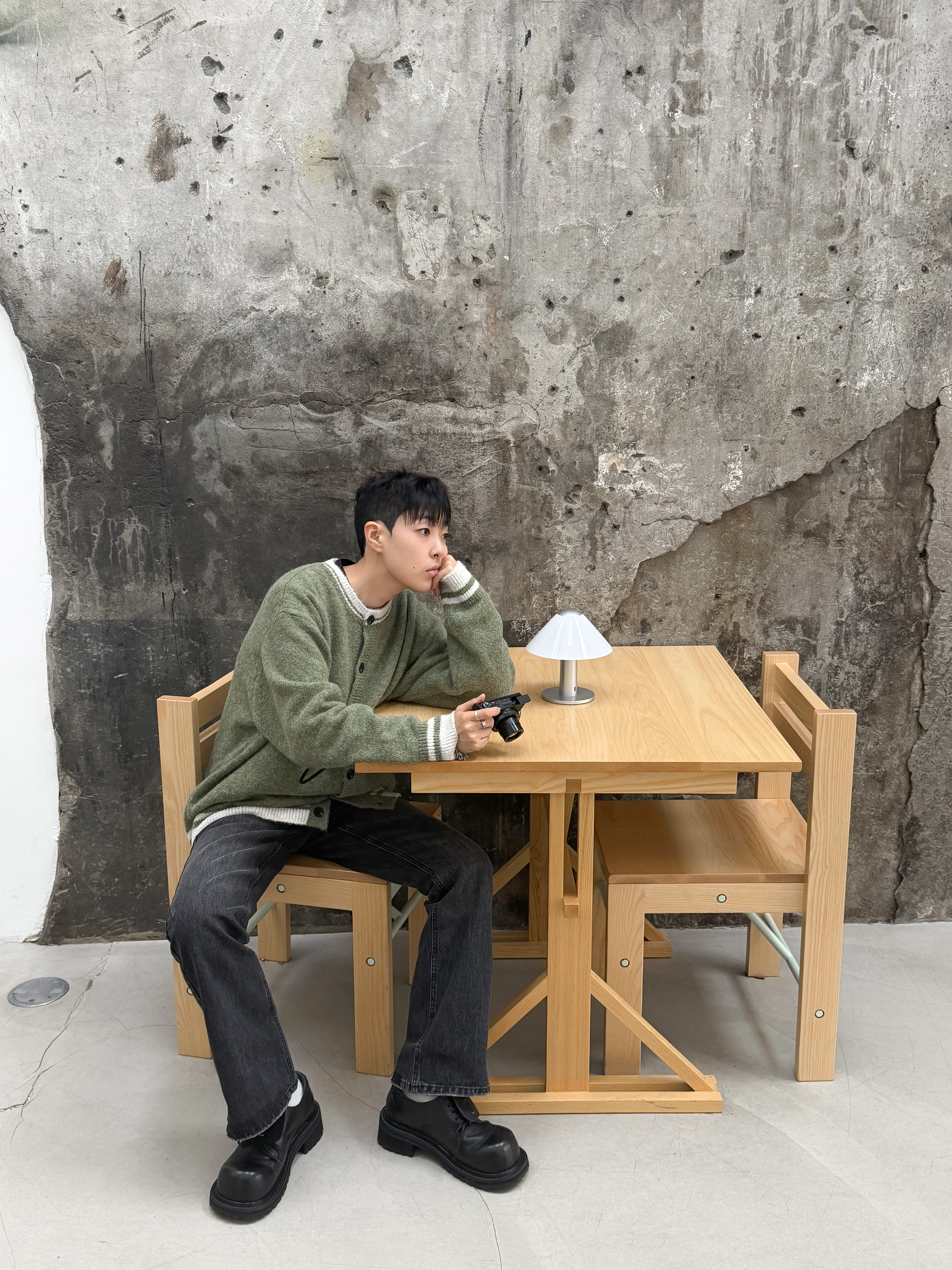 Hono Report Hairy Round Cardigan Olive, Hono Report Bell Bottom Denim Pants Black 착용 스타일 - 4