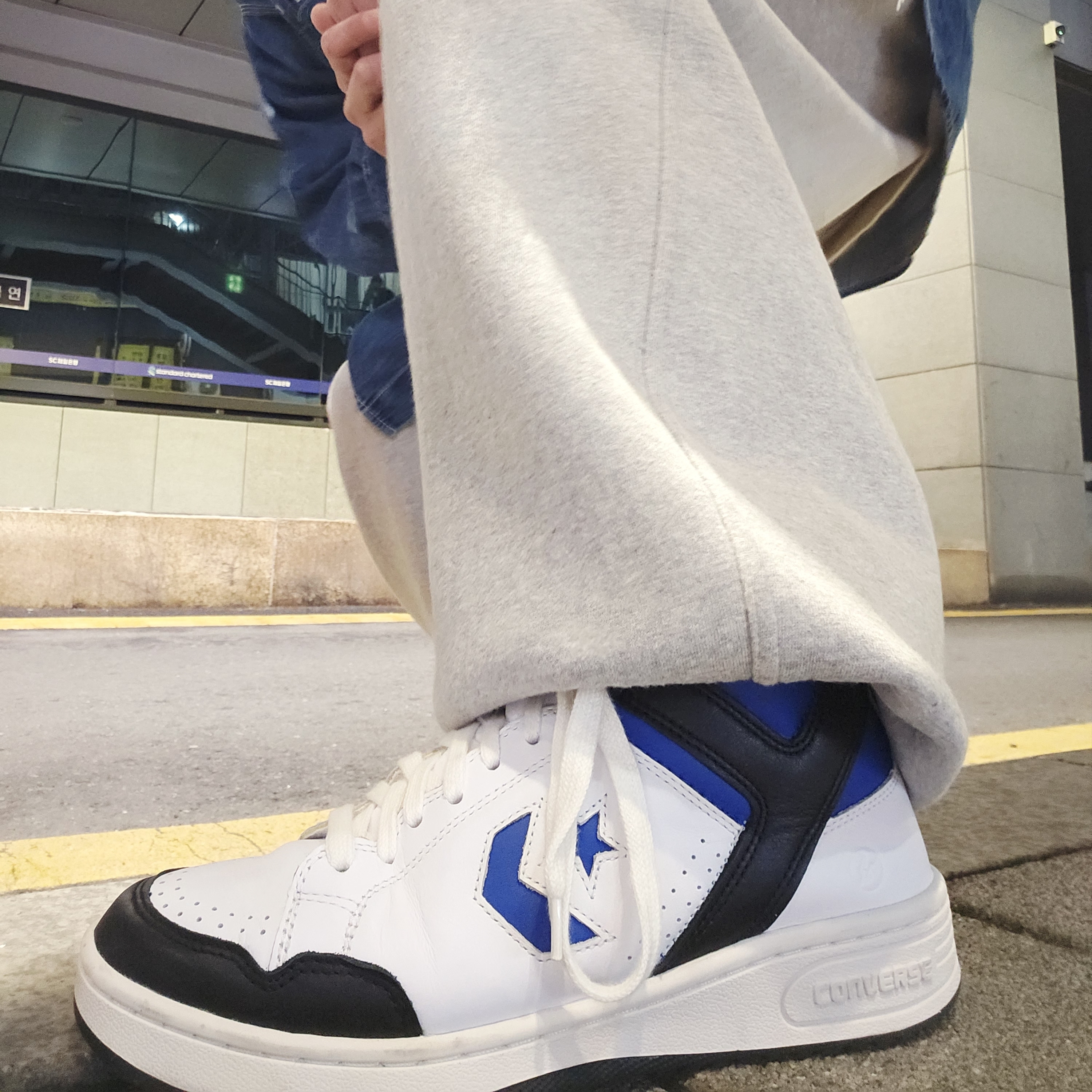 Converse x Fragment Weapon Mid White, South2 West8 Loose Fit Sweater S2W8 Native Off White 착용 스타일 - 2