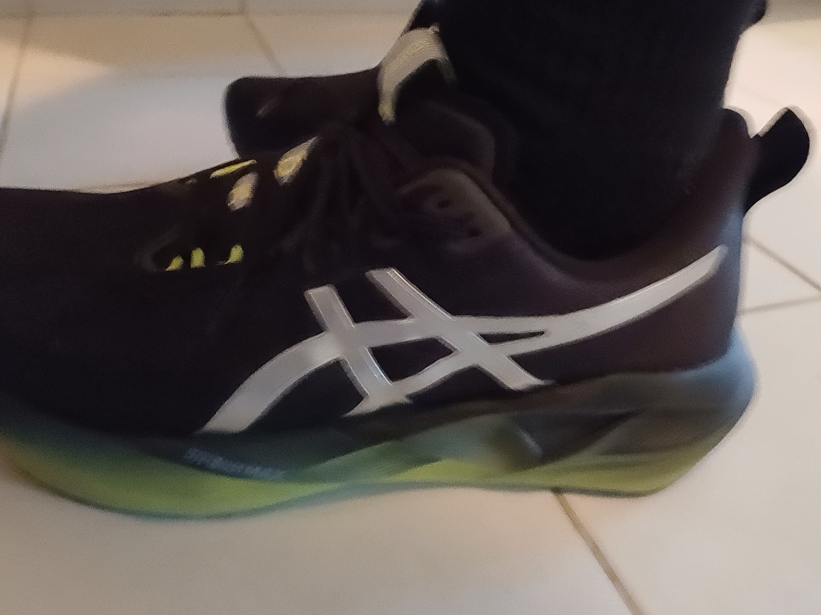 Asics Novablast 5 Luxe Black 착용 스타일