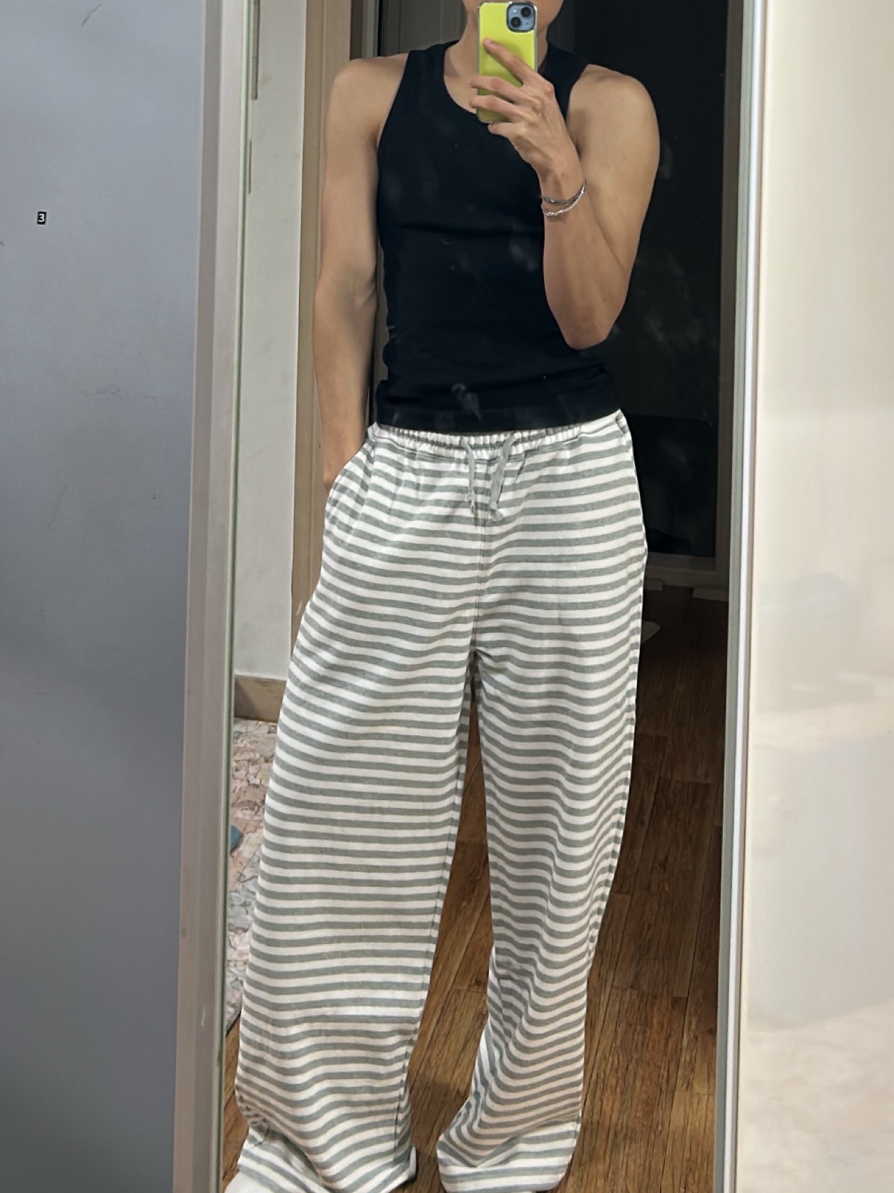 Undermycar Mu.114 Original Logo Washed Slim Flare Jeans Washed Blue, Sony WH-1000XM6 Platinum Silver (Korean Ver.) 착용 스타일 - 7