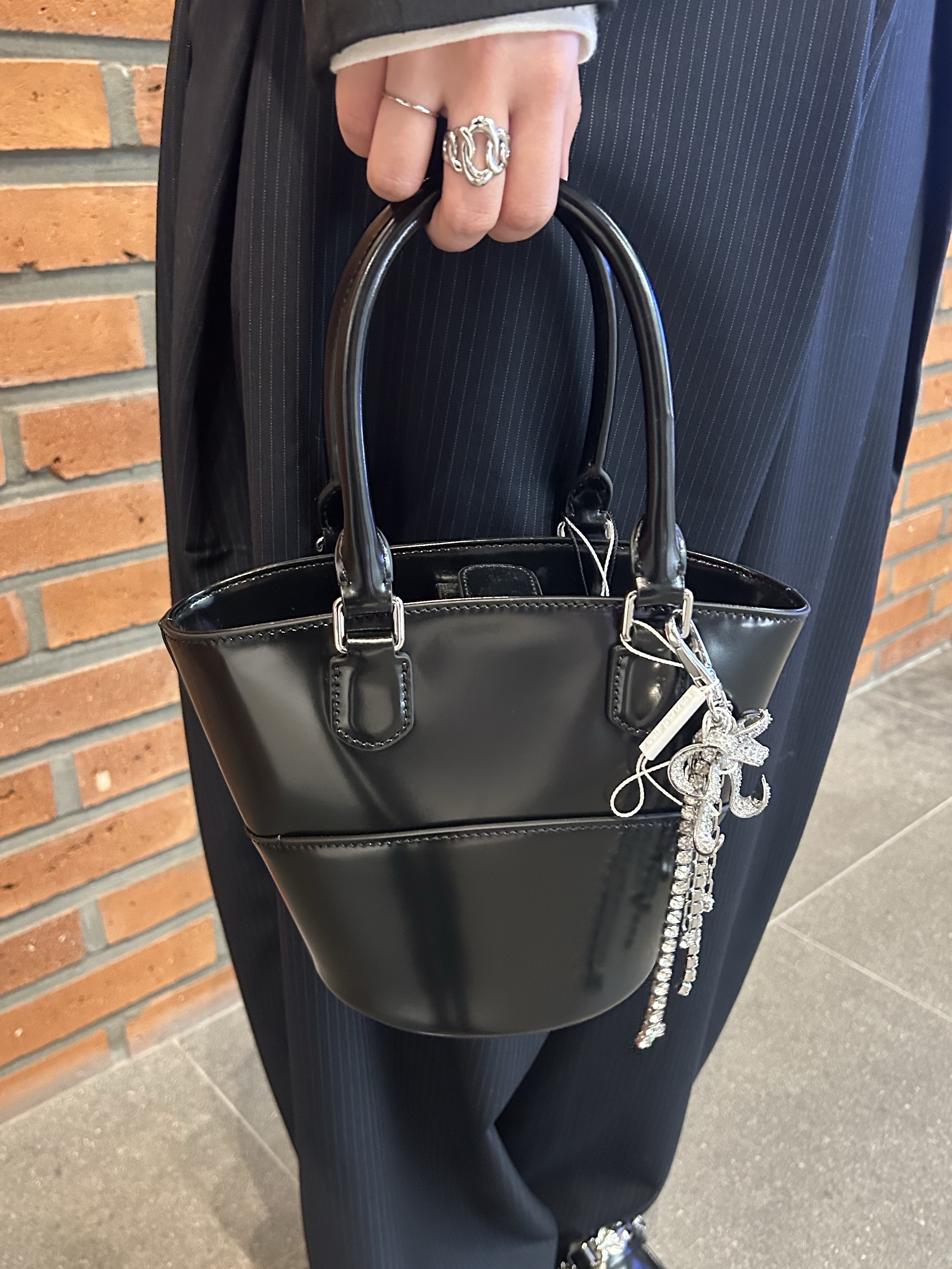 Self Portrait Women Leather Charm Tote Bag Black - 25FW 착용 스타일 - 1