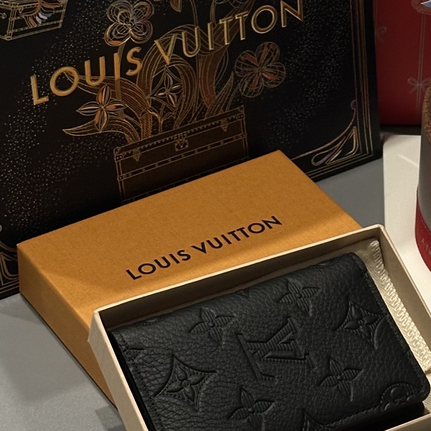 Louis Vuitton Pocket Organizer Monogram Shadow Black 착용 스타일