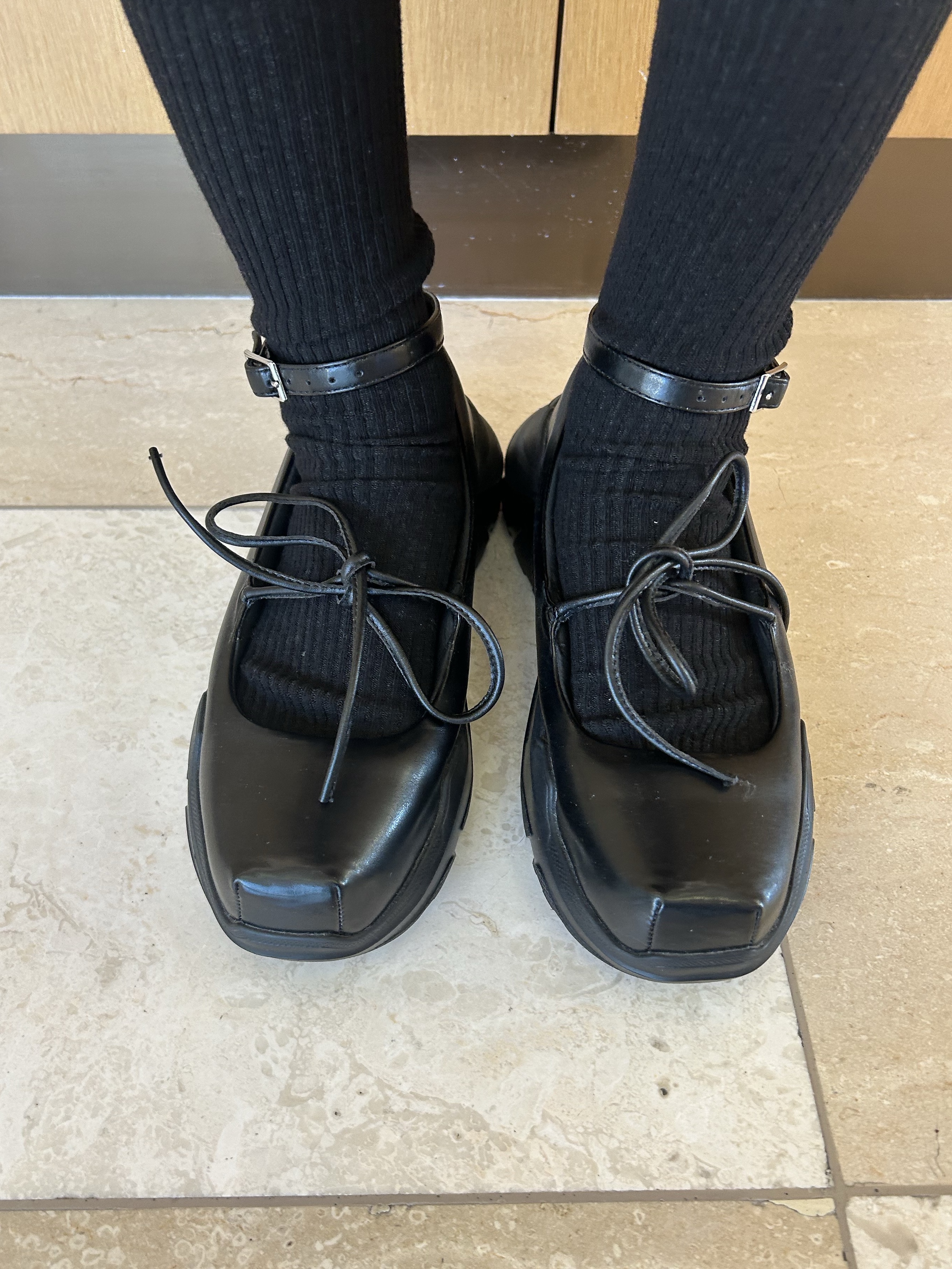Akikoaoki Women Pino Black - 25FW 착용 스타일 - 1