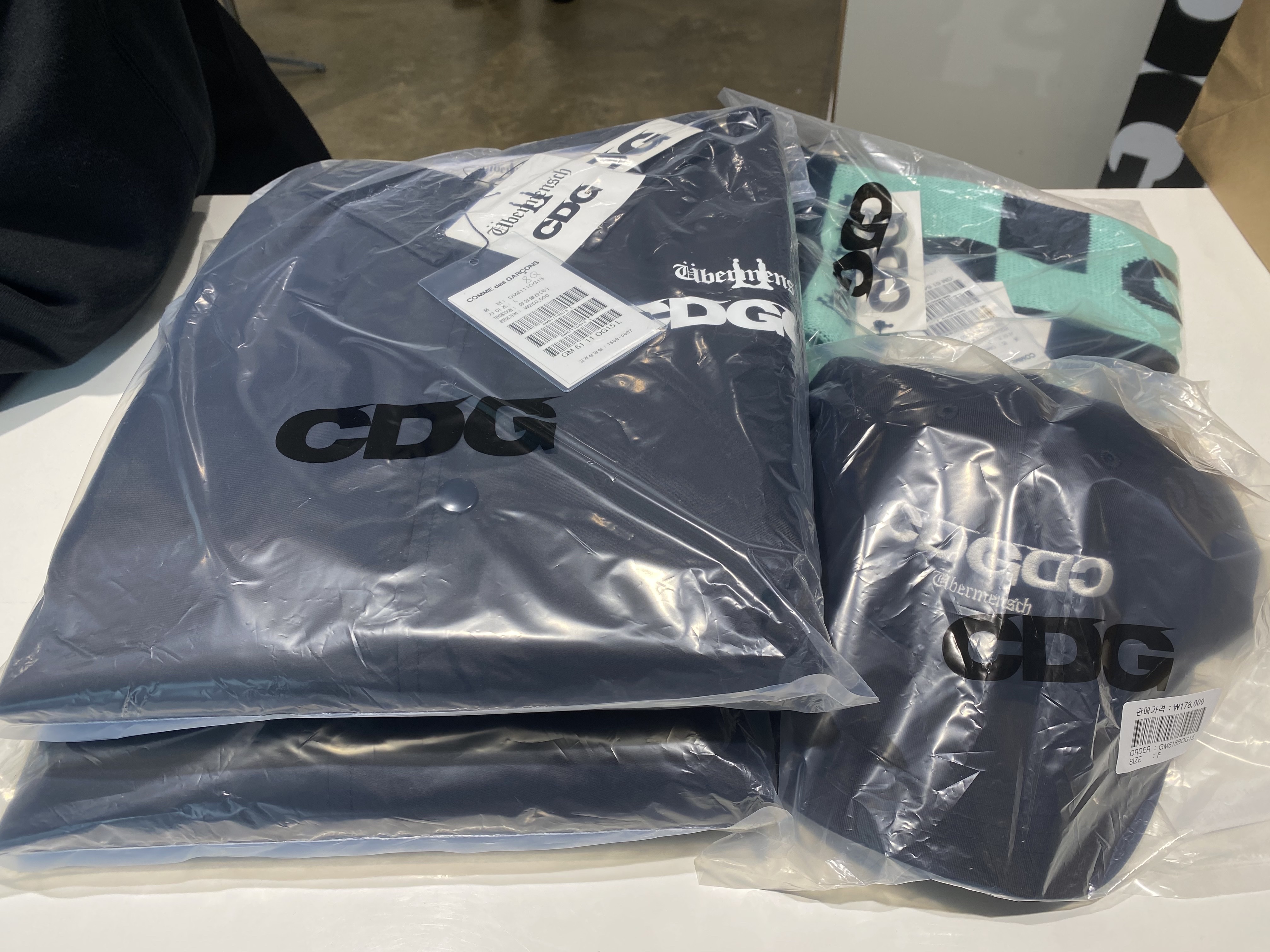 CDG x G-DRAGON Ubermensch CDGDC Classic Cap Black, CDG x G-DRAGON Ubermensch CDGDC Checkered Muffler Mint Black 착용 스타일 - 1
