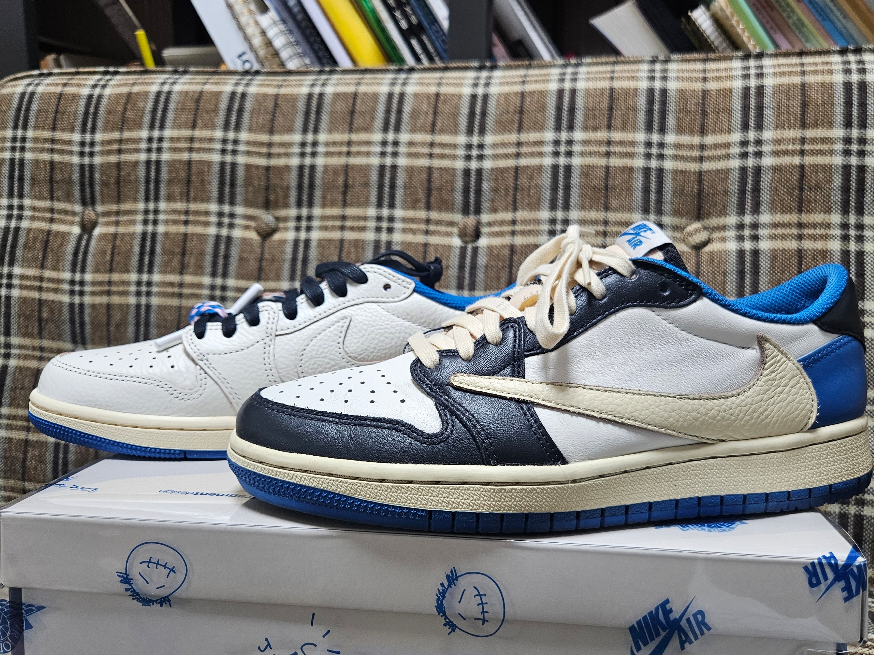 Jordan 1 x Travis Scott x Fragment Retro Low OG SP Sail Military Blue, Jordan 1 x Travis Scott x Fragment Retro Low OG SP Military Blue 착용 스타일 - 3
