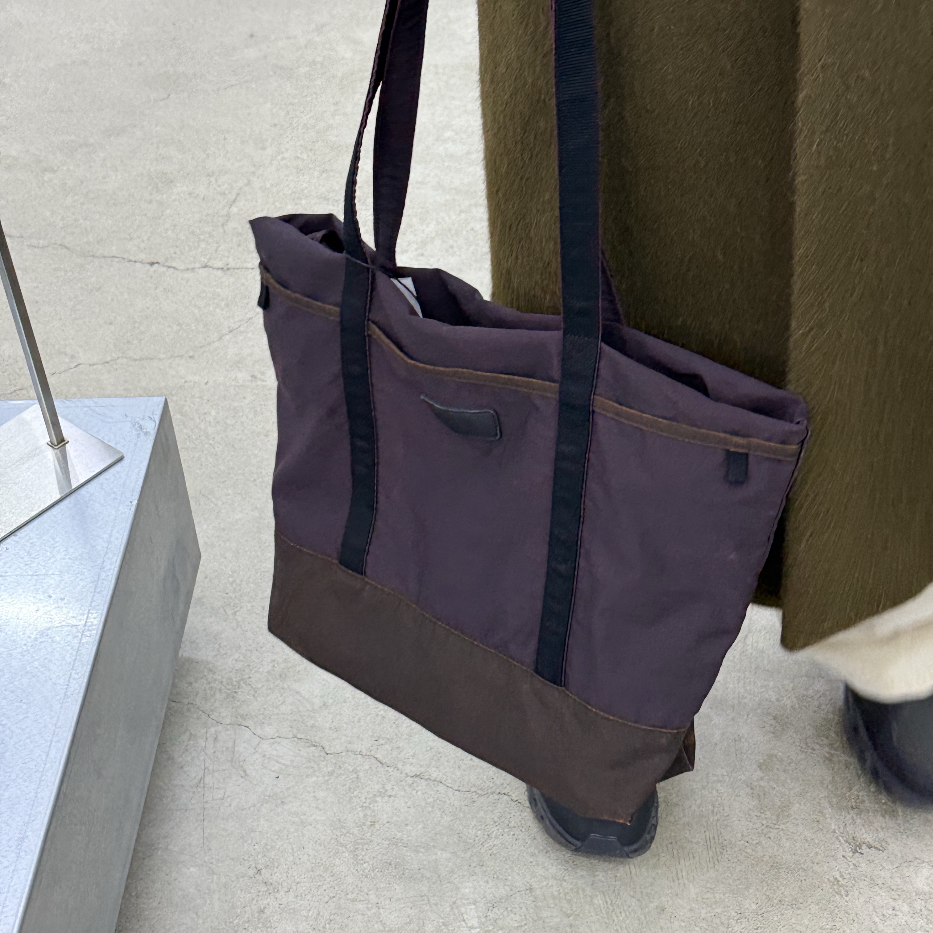 Hatchingroom Suede Tote Charcoal 착용 스타일