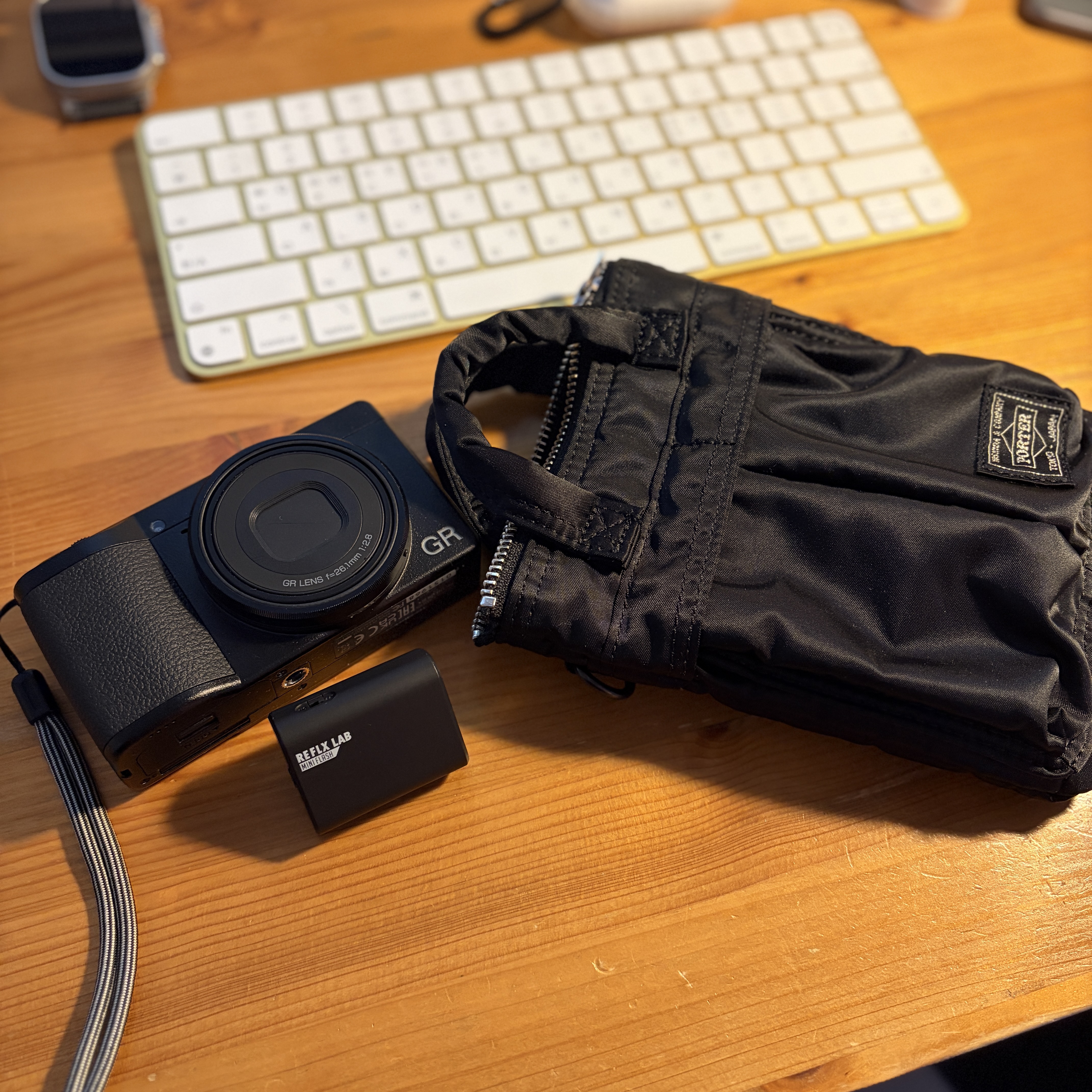 Porter Howl Helmet Bag Mini Black 착용 스타일 - 1