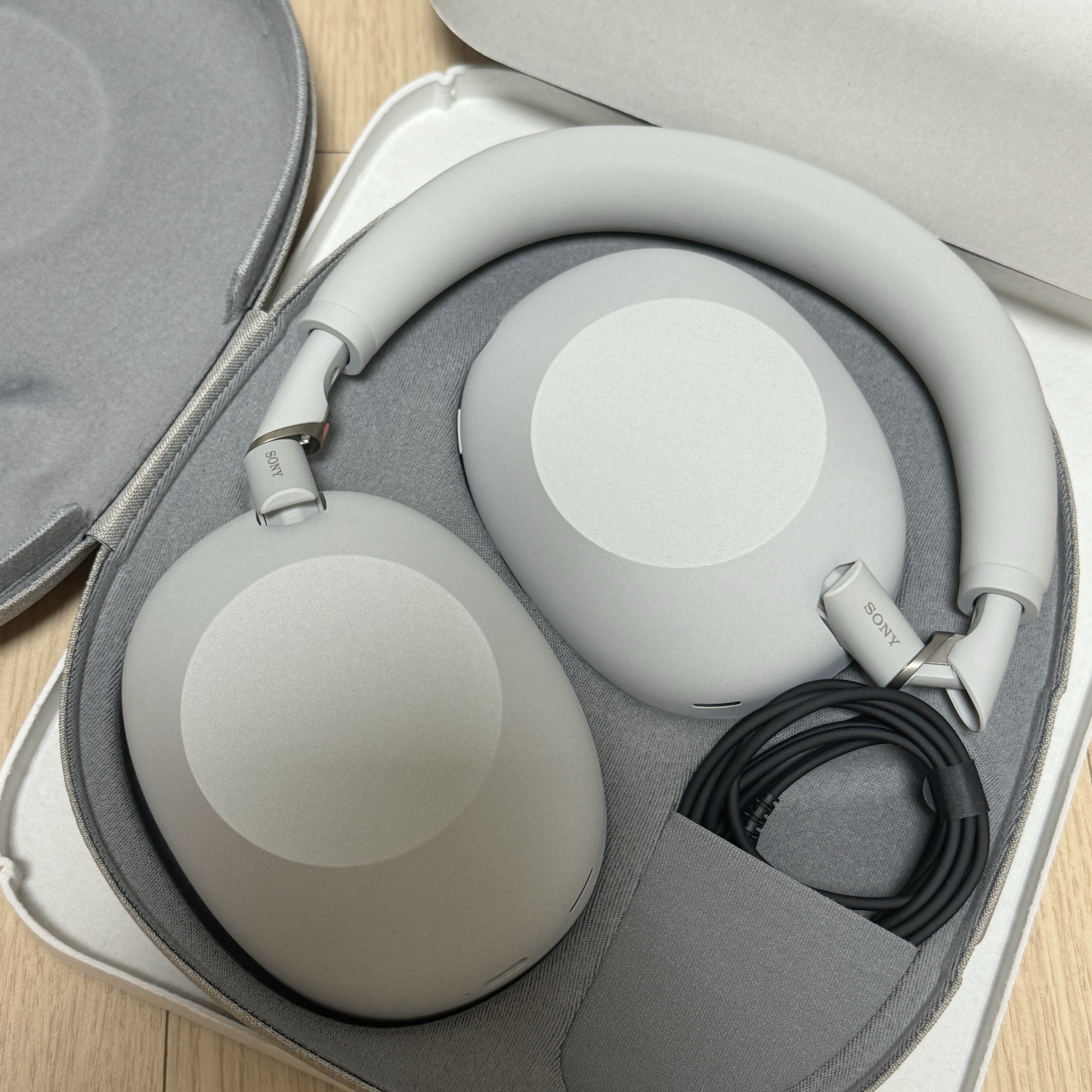 Sony WH-1000XM6 Silver (Sony Korea Ver.) 착용 스타일