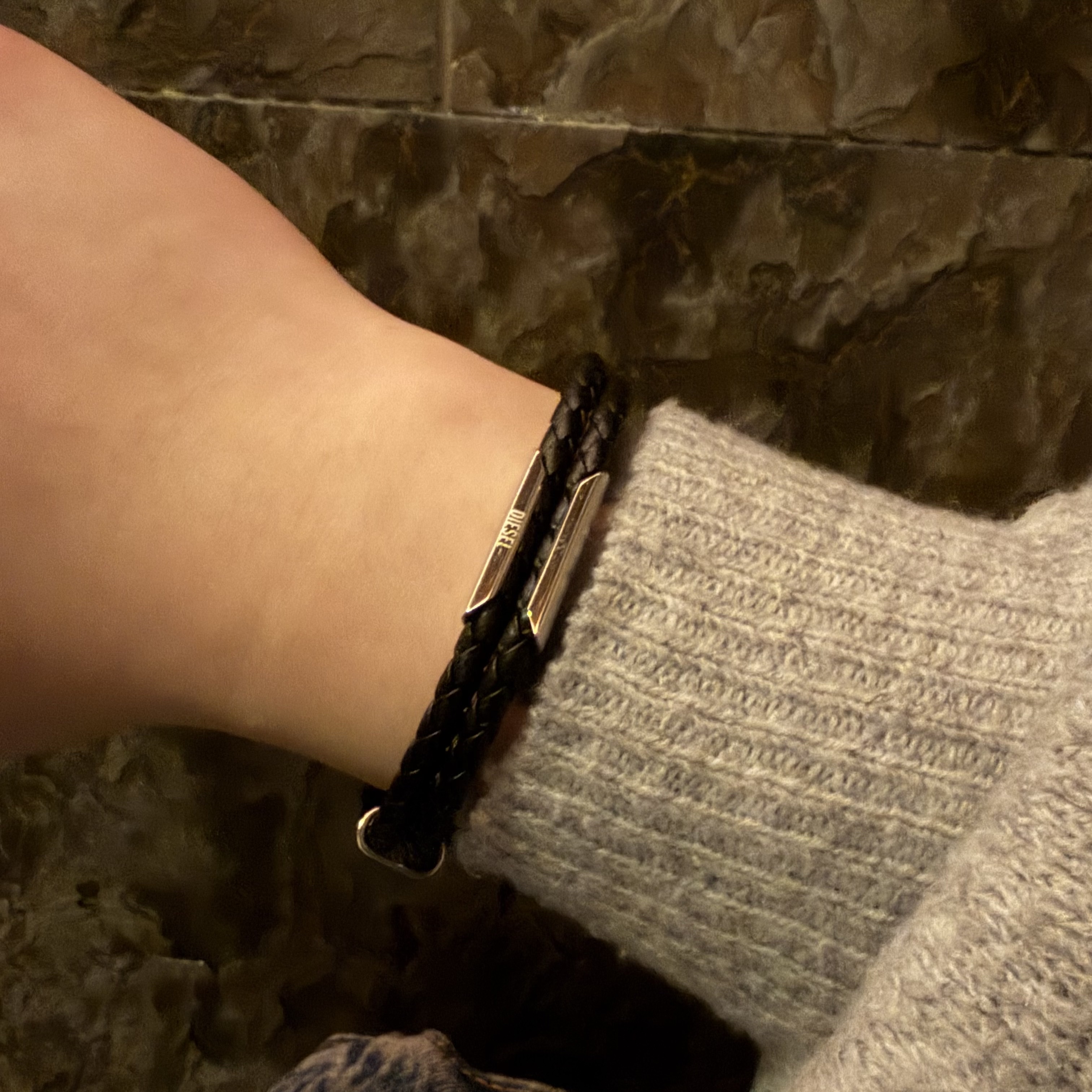 Diesel Dx1247040 Black Leather Stackable Bracelet Black 착용 스타일