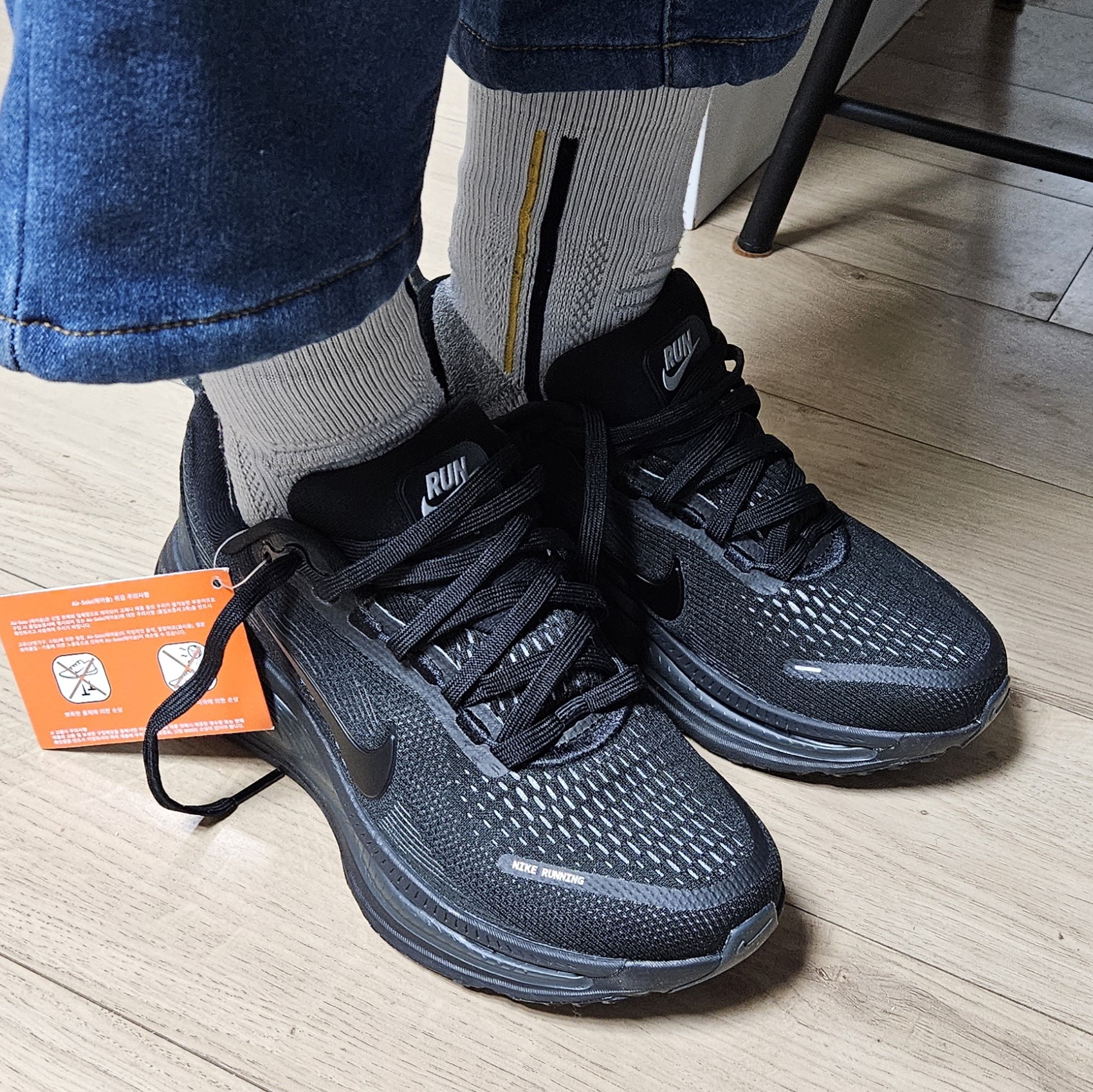 (W) Nike Vomero 18 Black Dark Smoke Grey 착용 스타일