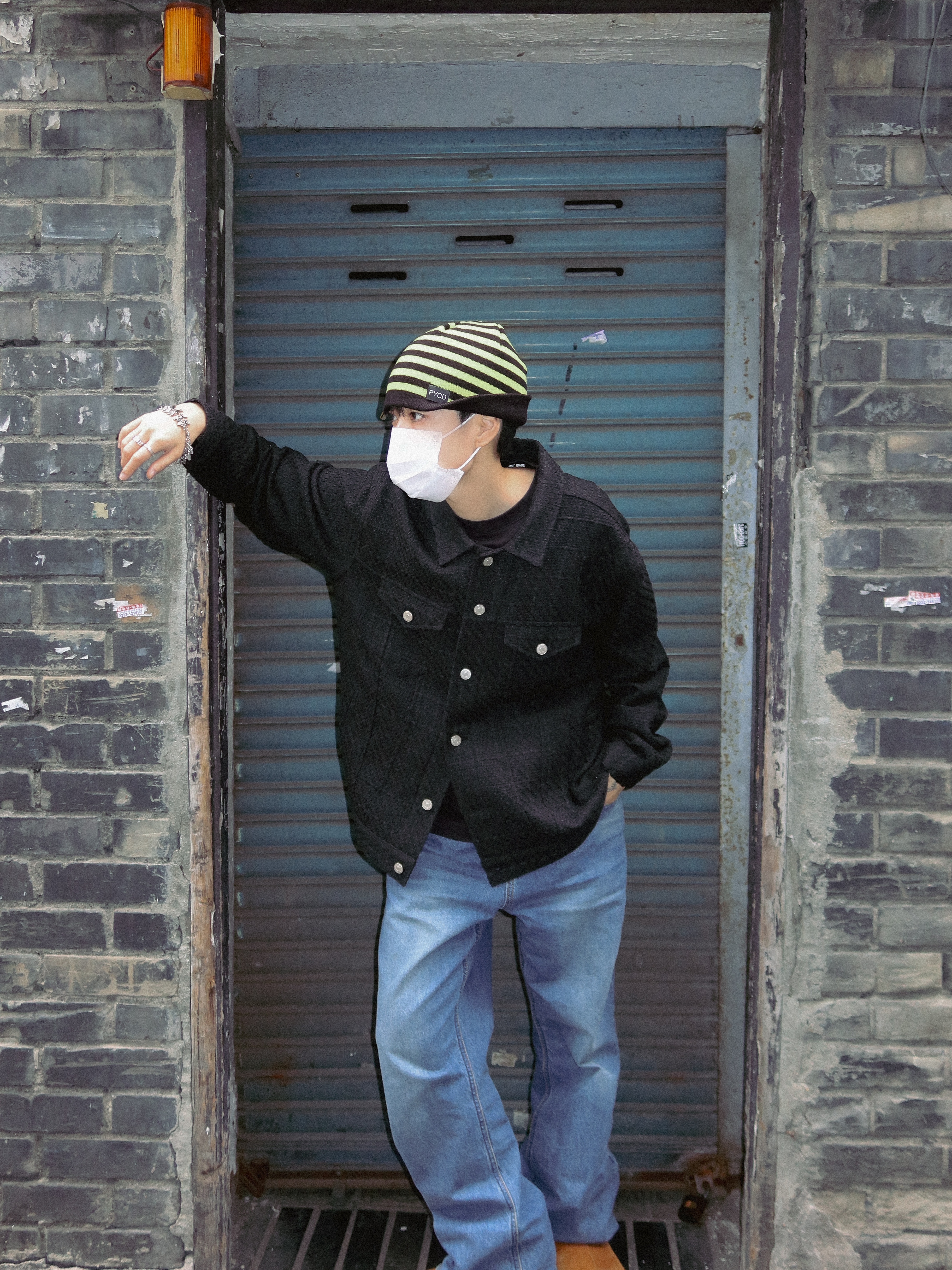 Hono Report Trucker Jacket Black Tweed, Hono Report Bell Bottom Denim Pants Blue 착용 스타일 - 2