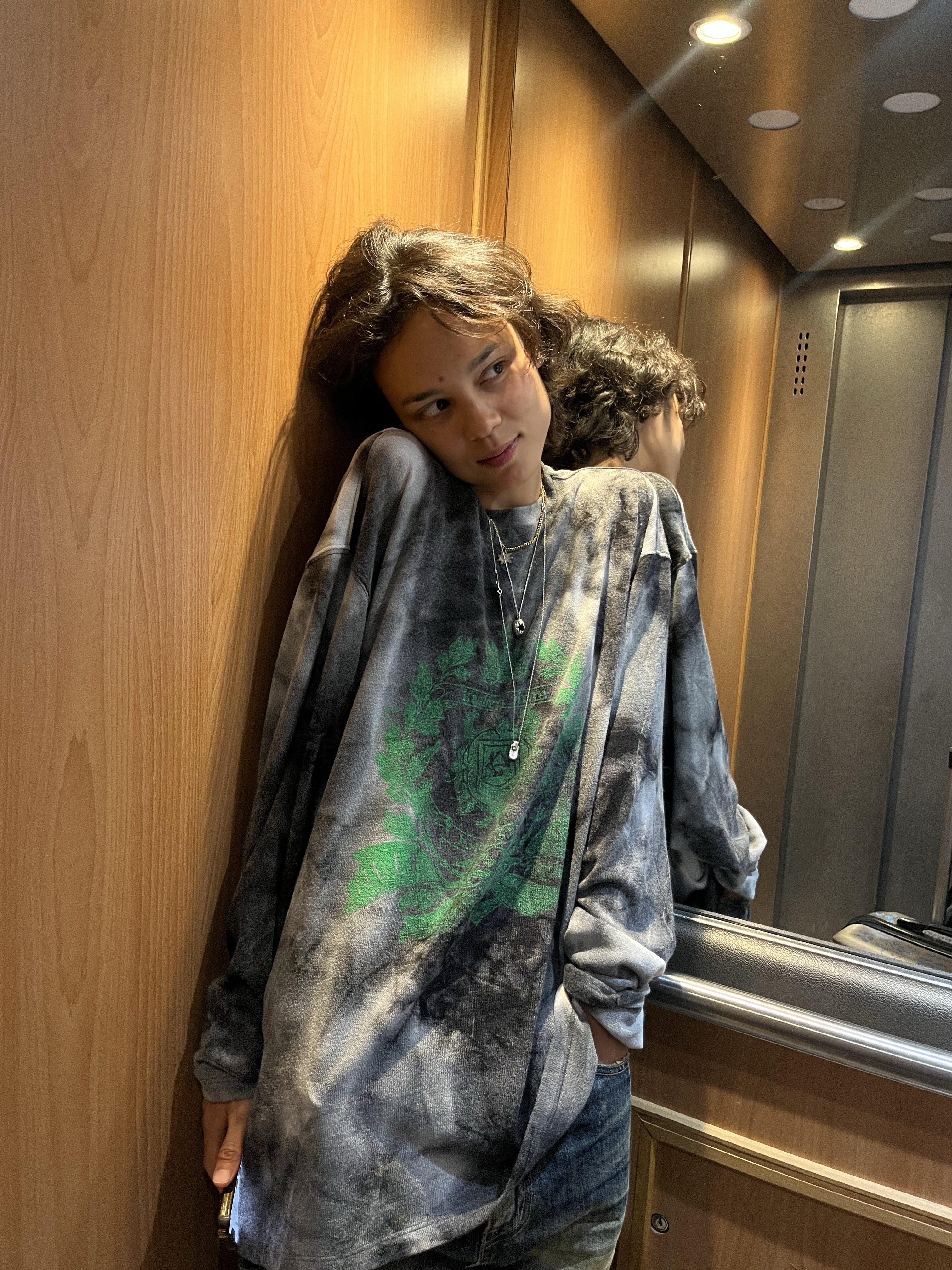 PACOSPLY Old Throne Long Sleeve T Shirts Blurry Black 착용 스타일