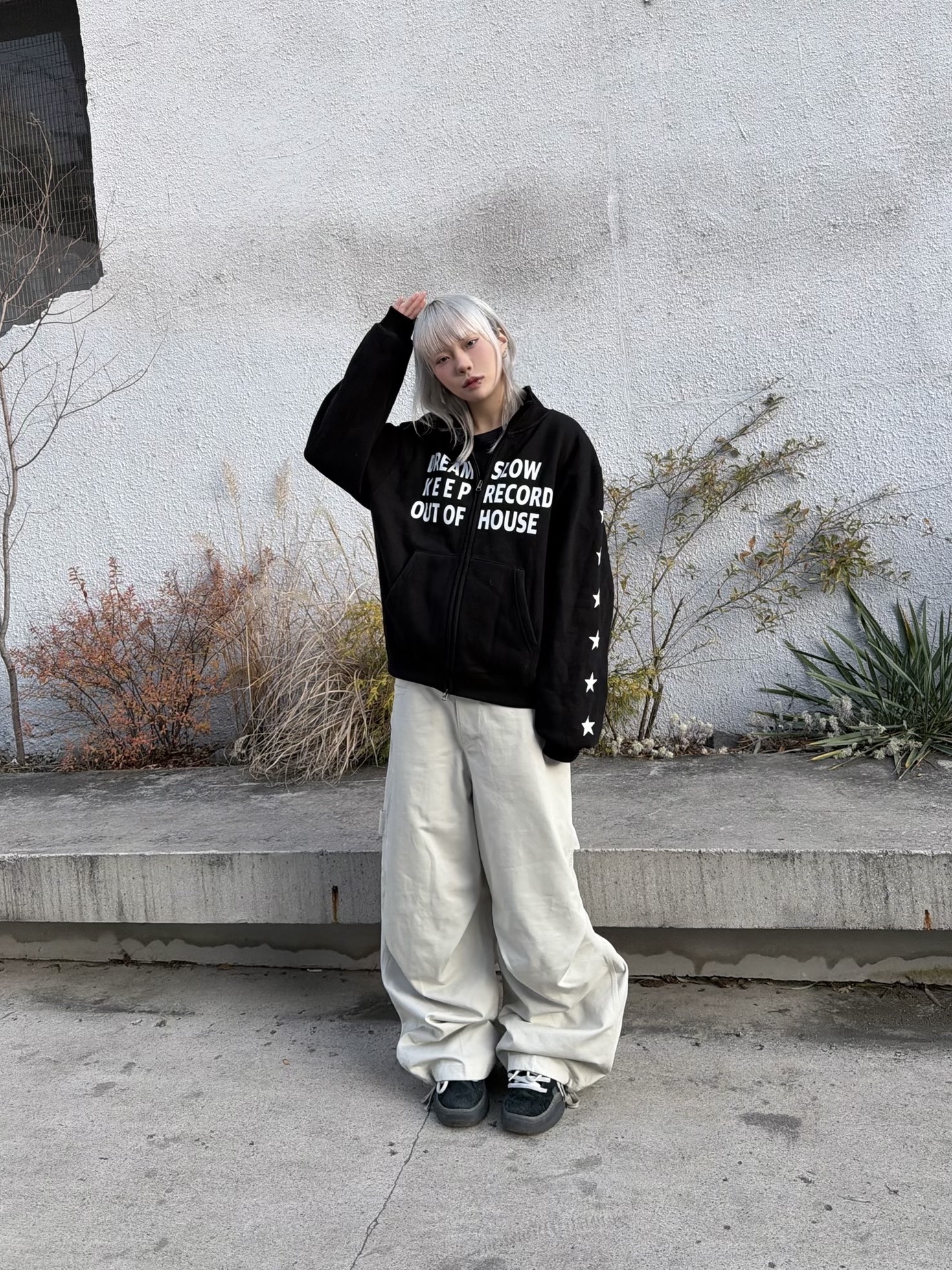 SLOW RECORD HOUSE Typo Star Track Zip-Up_Black 착용 스타일