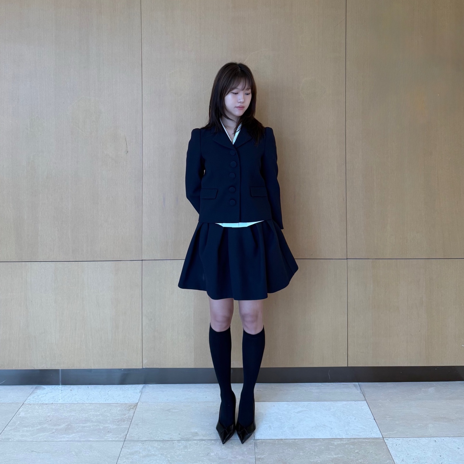 Shushu/Tong Women Pointed Toe Lapel Shoes Black - 25FW 착용 스타일 - 3