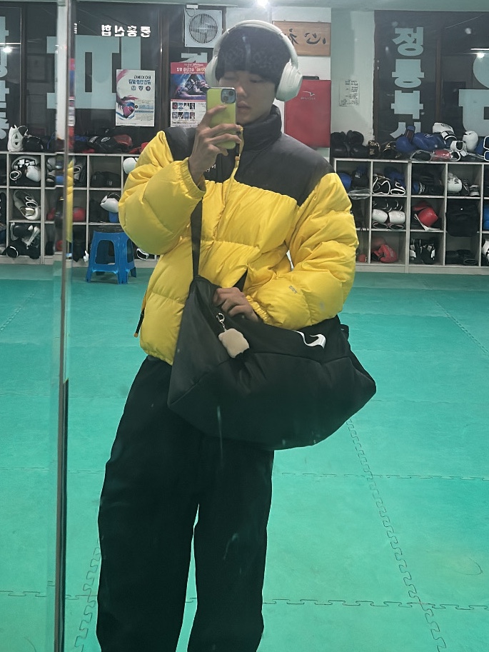 Undermycar Mu.114 Original Logo Washed Slim Flare Jeans Washed Blue, Sony WH-1000XM6 Platinum Silver (Korean Ver.) 착용 스타일 - 2