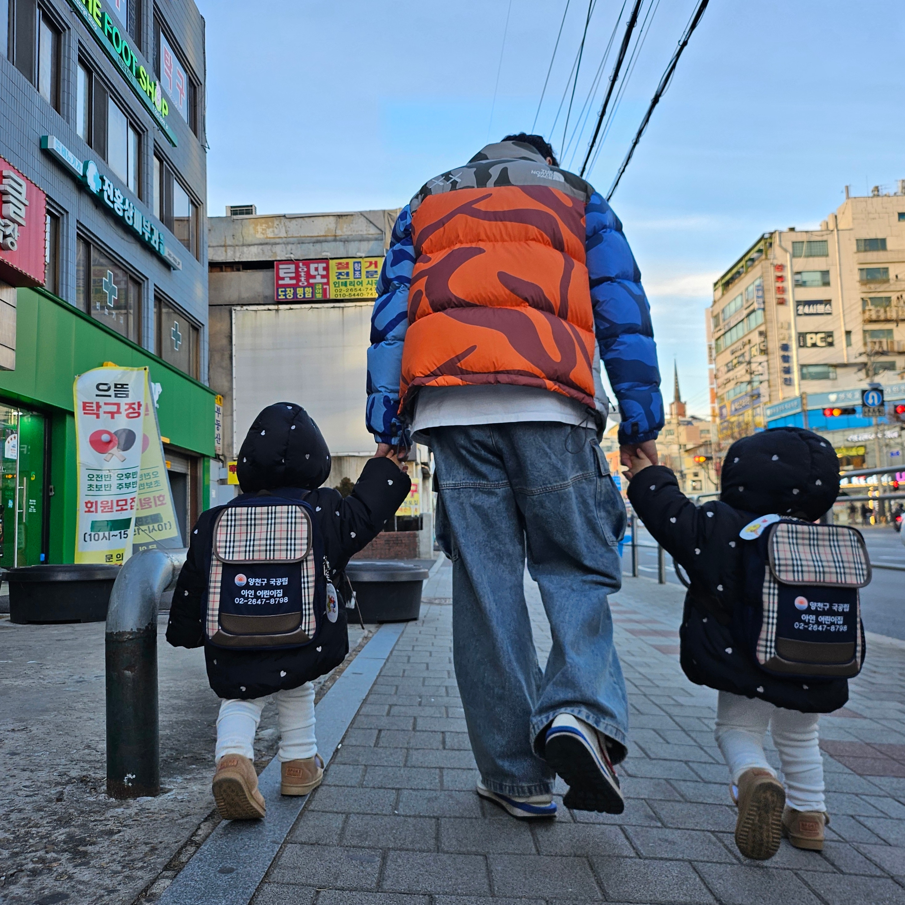 The North Face x Kaws 1996 Nuptse Jacket Moonlight Ivory 착용 스타일 - 1