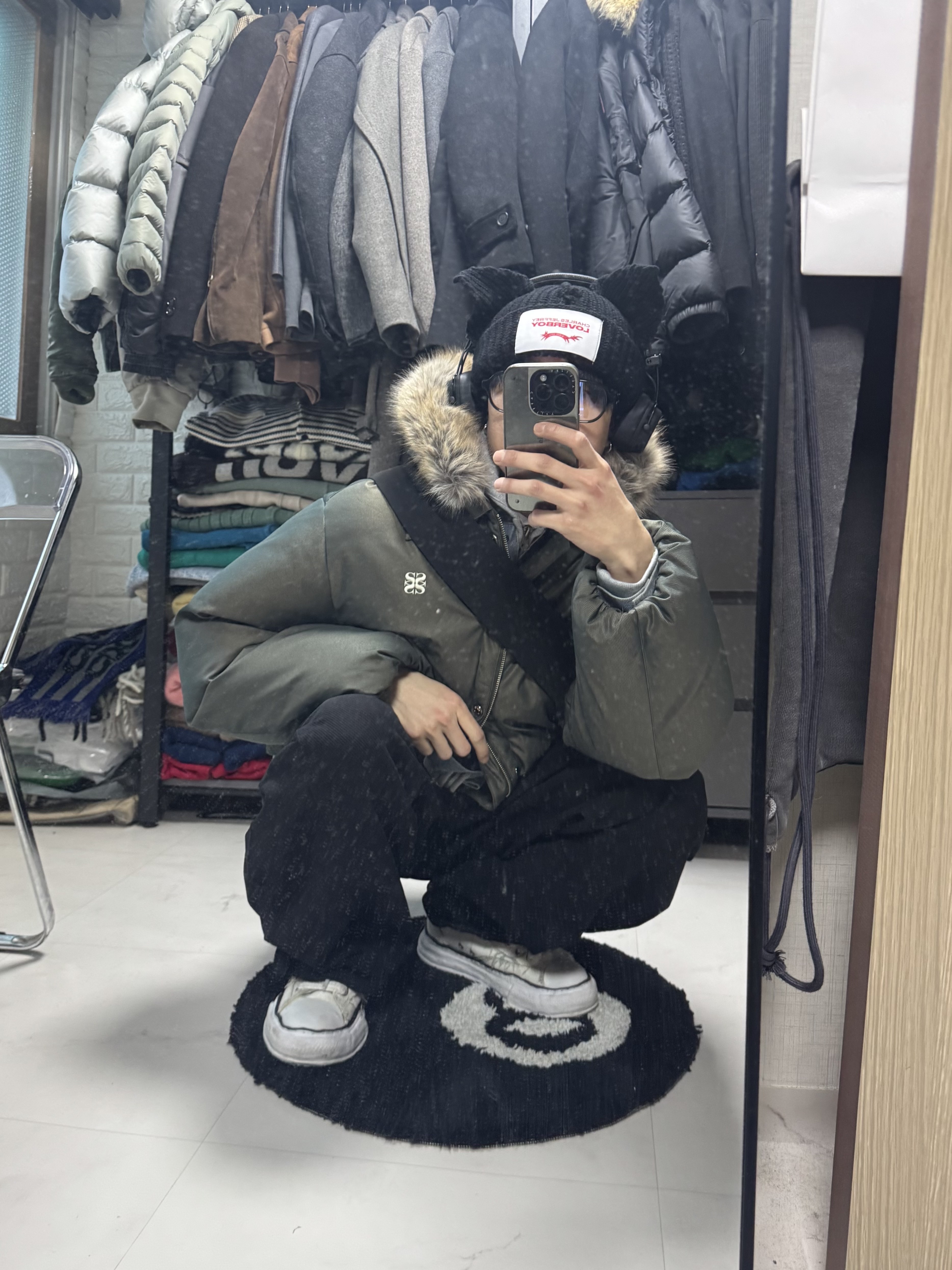 Charles Jeffrey Loverboy Chunky Ears Beanie Black, AMOU Fur Hoodie Zip Up Gray 착용 스타일 - 1
