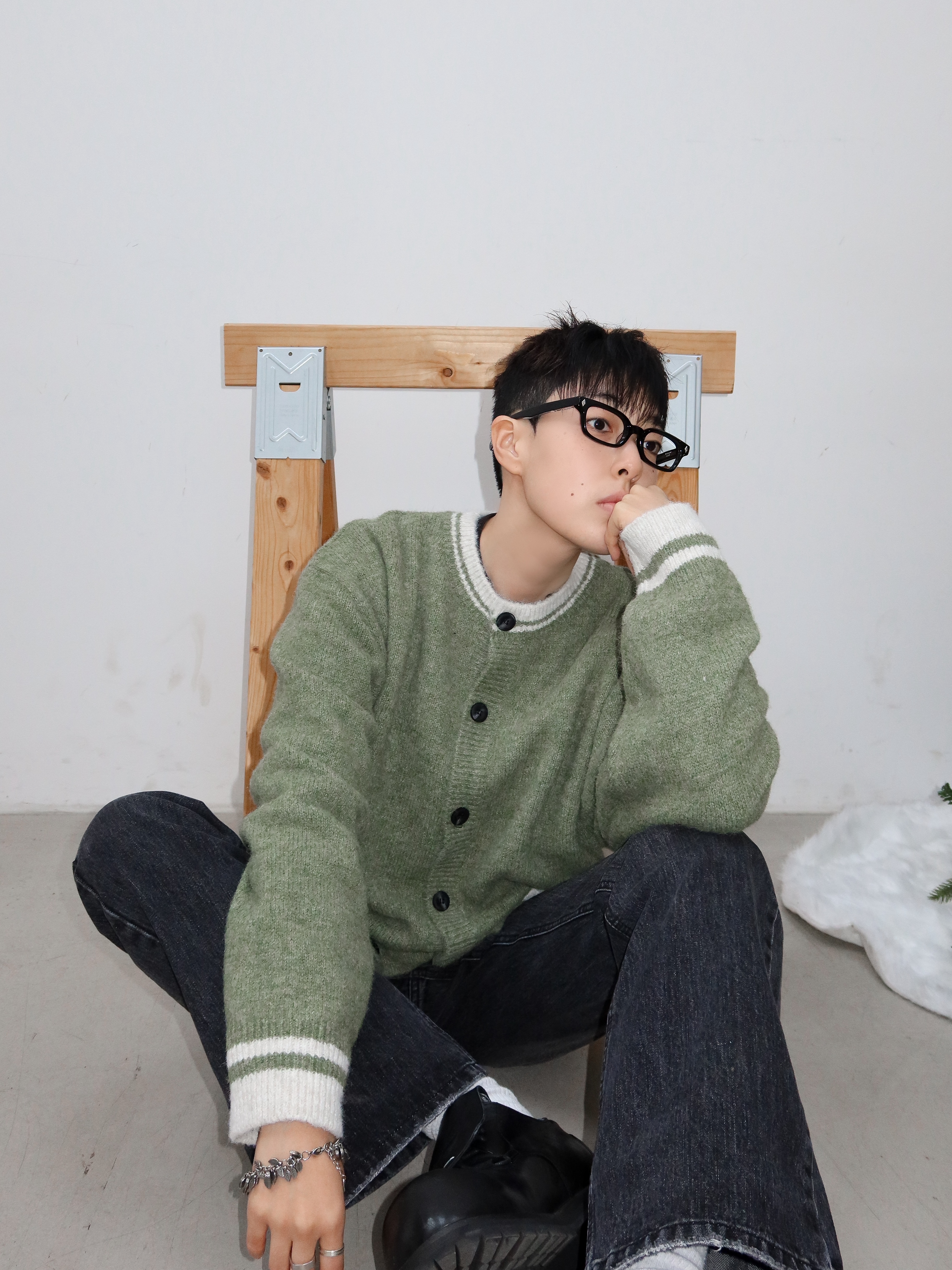 Hono Report Hairy Round Cardigan Olive, Hono Report Bell Bottom Denim Pants Black 착용 스타일 - 3