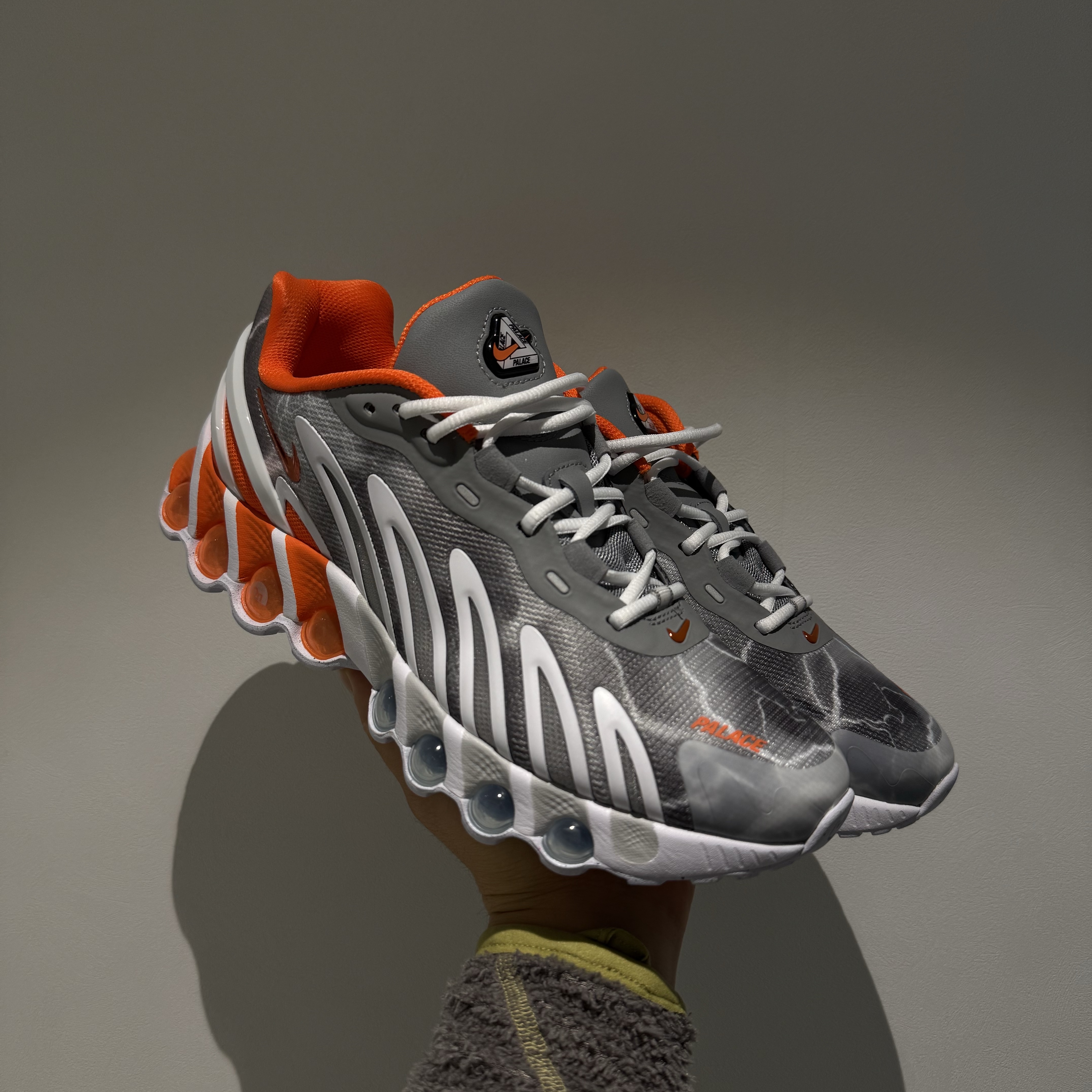 Nike x Palace Air Max Dn8 Dusty Grey Safety Orange Particle Grey White 착용 스타일