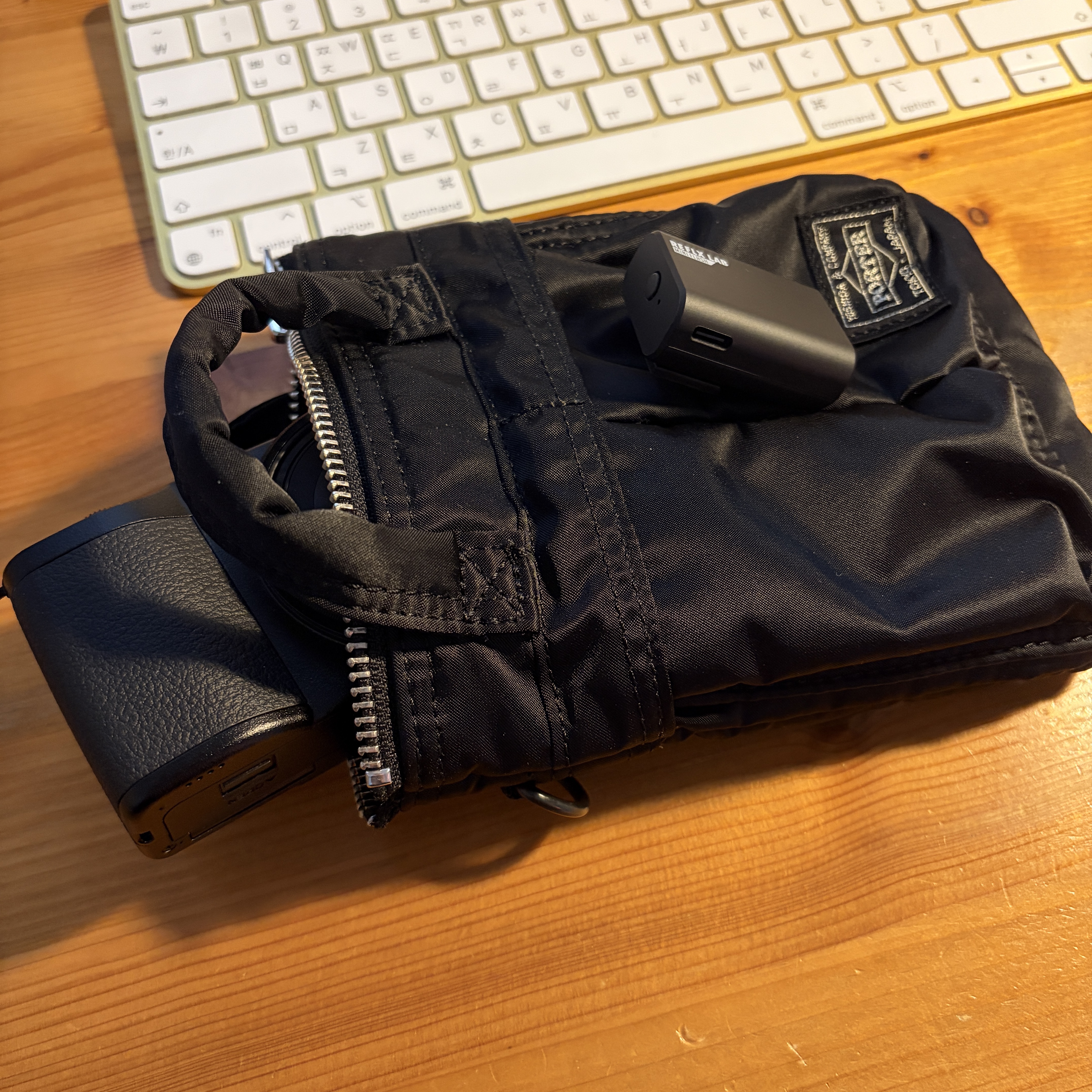 Porter Howl Helmet Bag Mini Black 착용 스타일 - 2