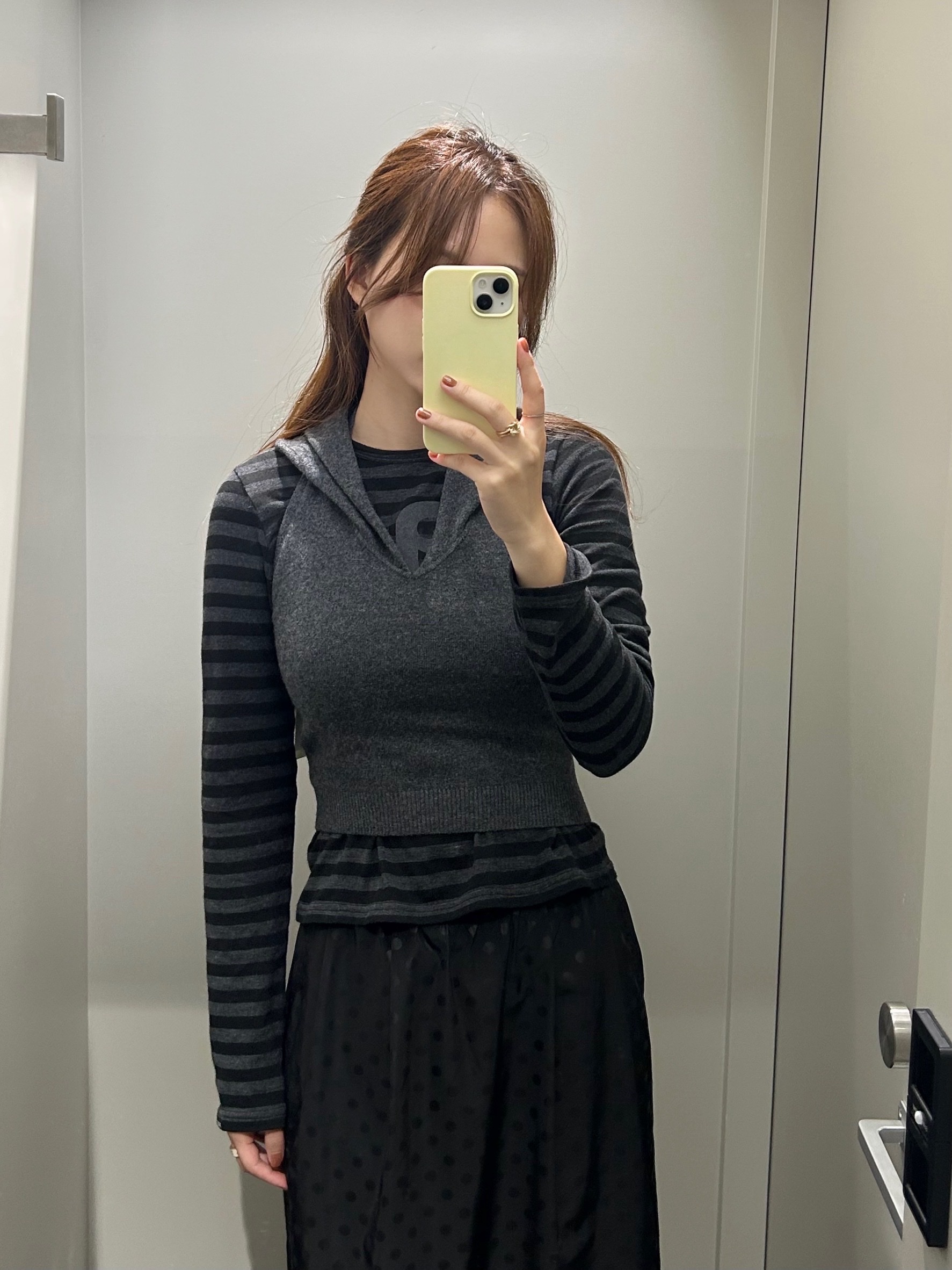 Perverze Women Cropped Hoodie Knit Top Gray - 25FW 착용 스타일 - 2