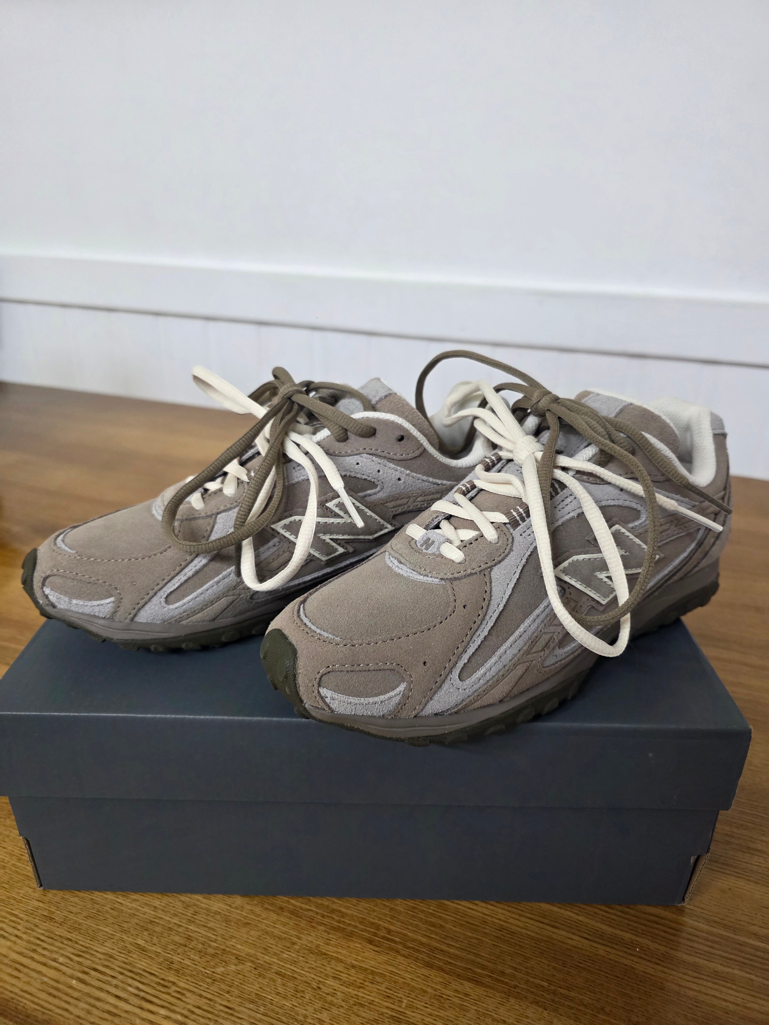 New Balance 204L Suede Mushroom Arid Stone 착용 스타일