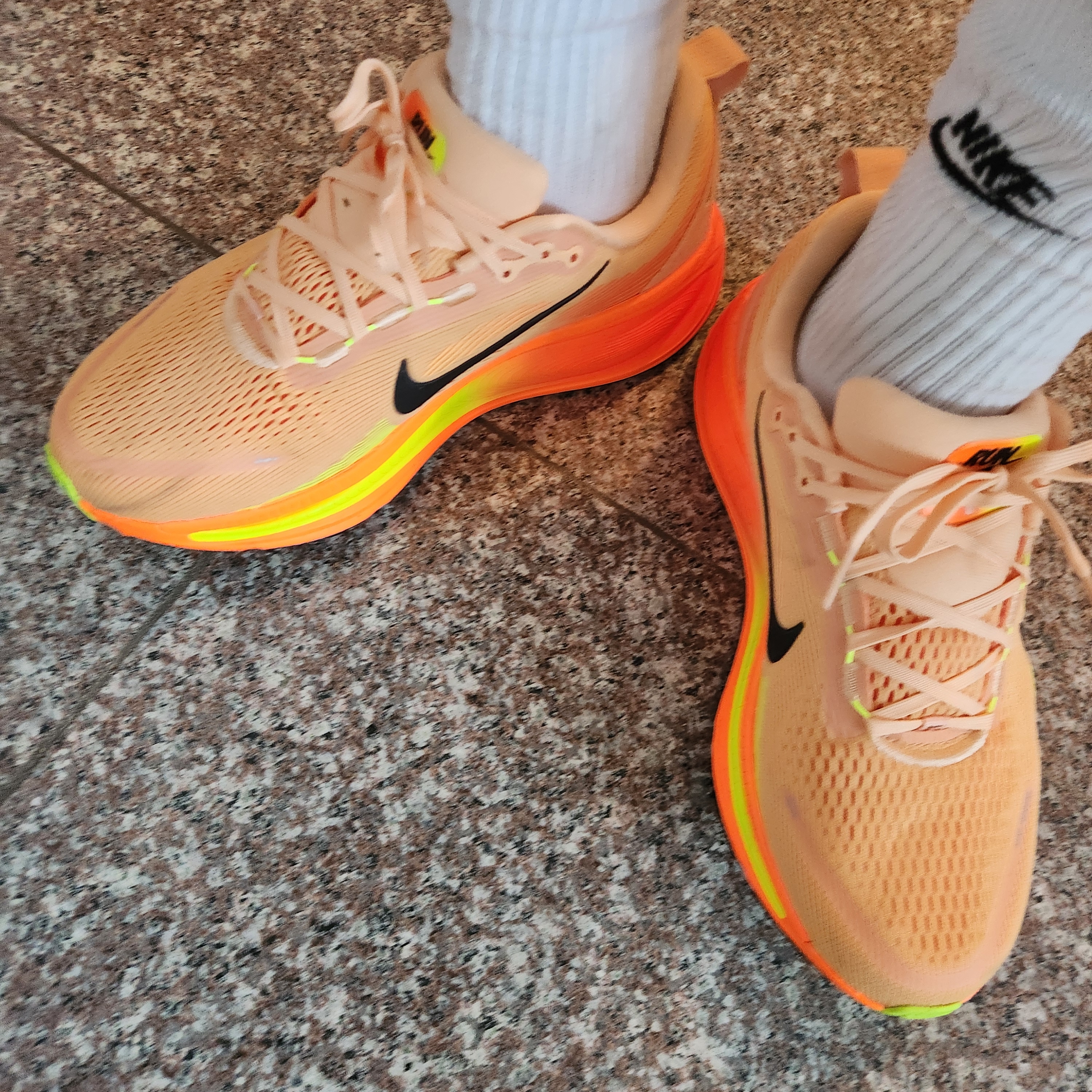 Nike Vomero 18 Orange Chalk Total Orange 착용 스타일