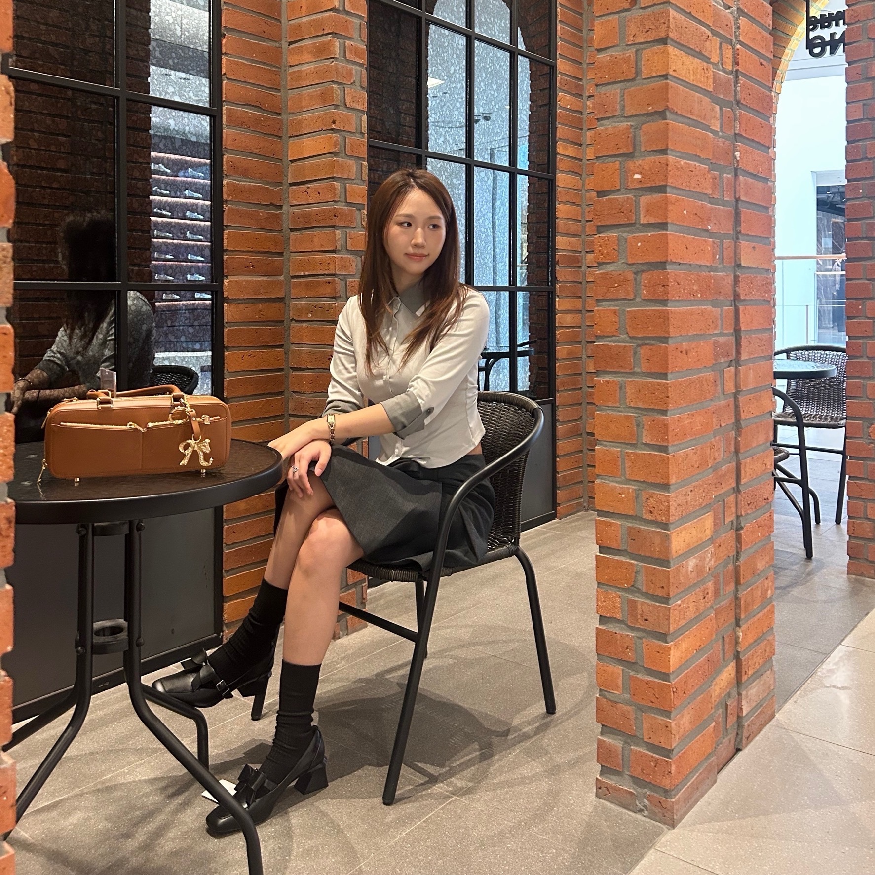 Self Portrait Women Leather Baguette Shoulder Bag With Charm Tan - 25FW 착용 스타일 - 3