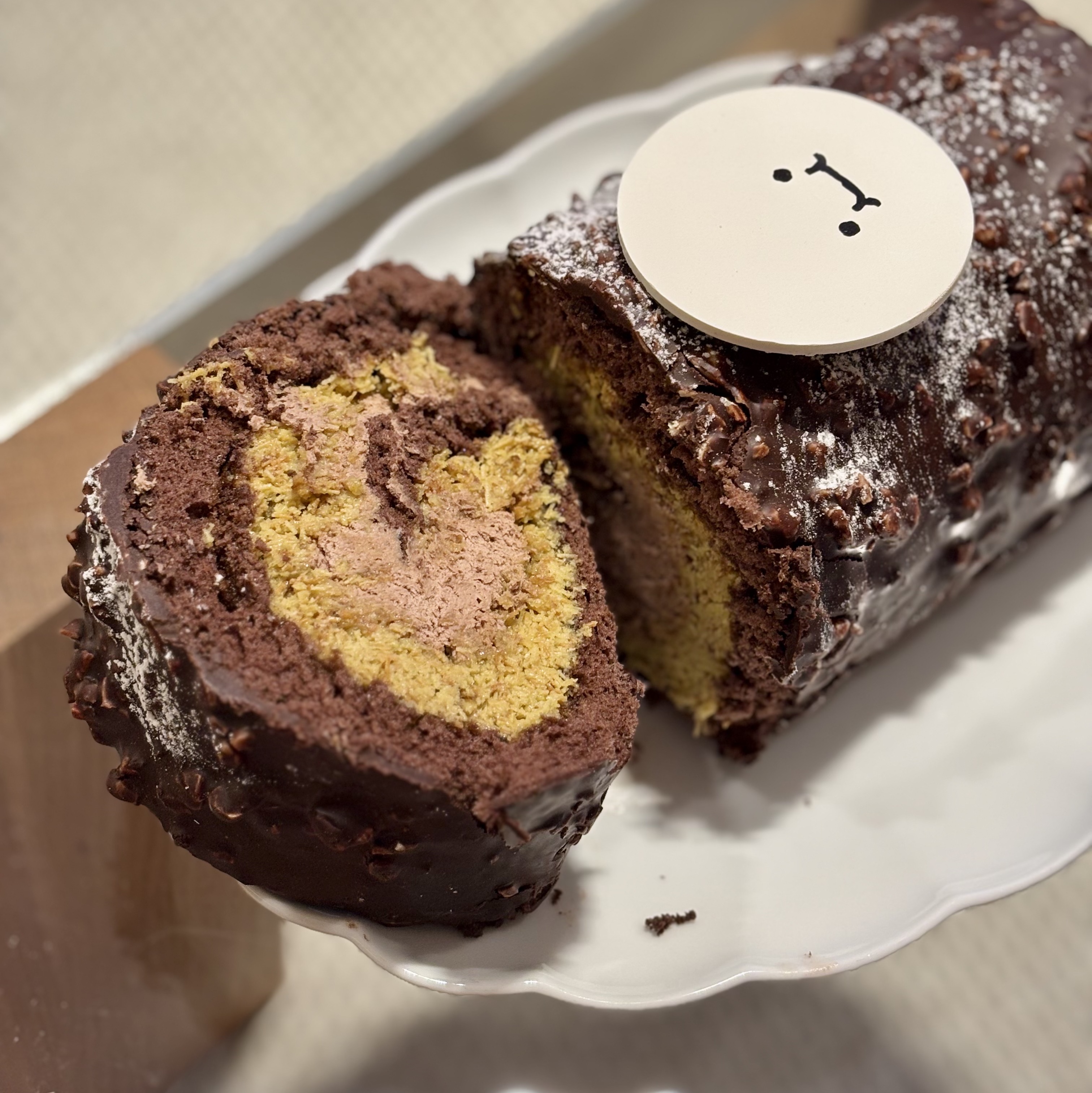 [KREAM 단독] tongtonge Dubai Style Chocolate Roll Cake 착용 스타일 - 1