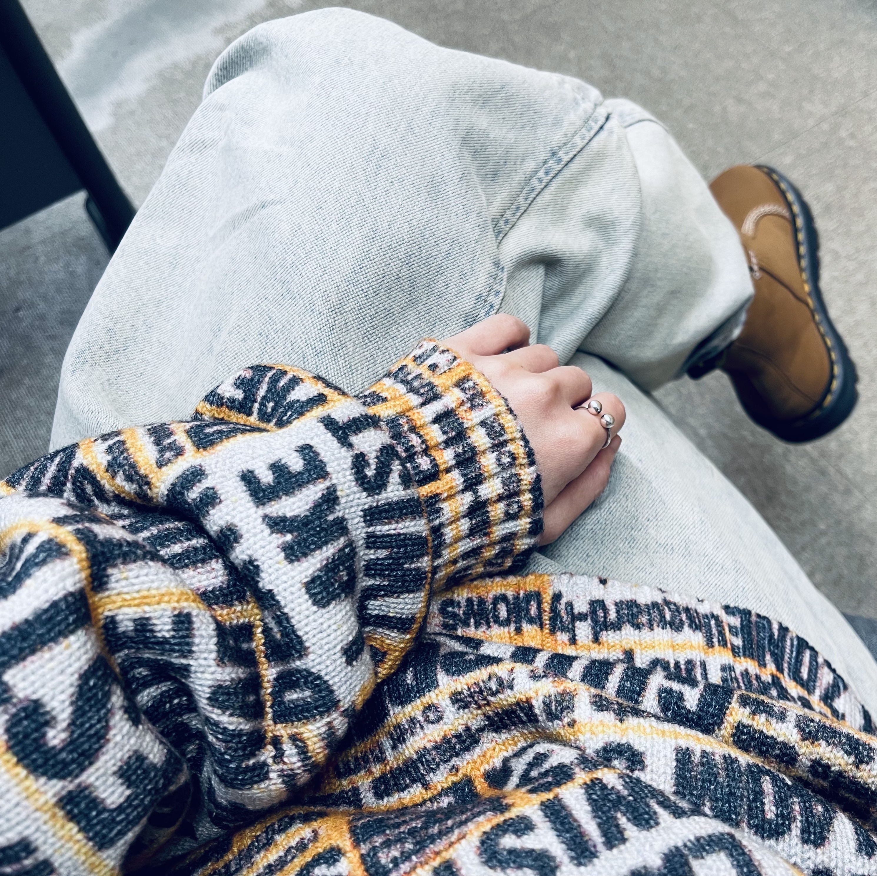 Supreme x Dash Snow Sweater Multicolor - 25FW, Dr. Martens Zebzag Rigger Boots Desert Brown 착용 스타일