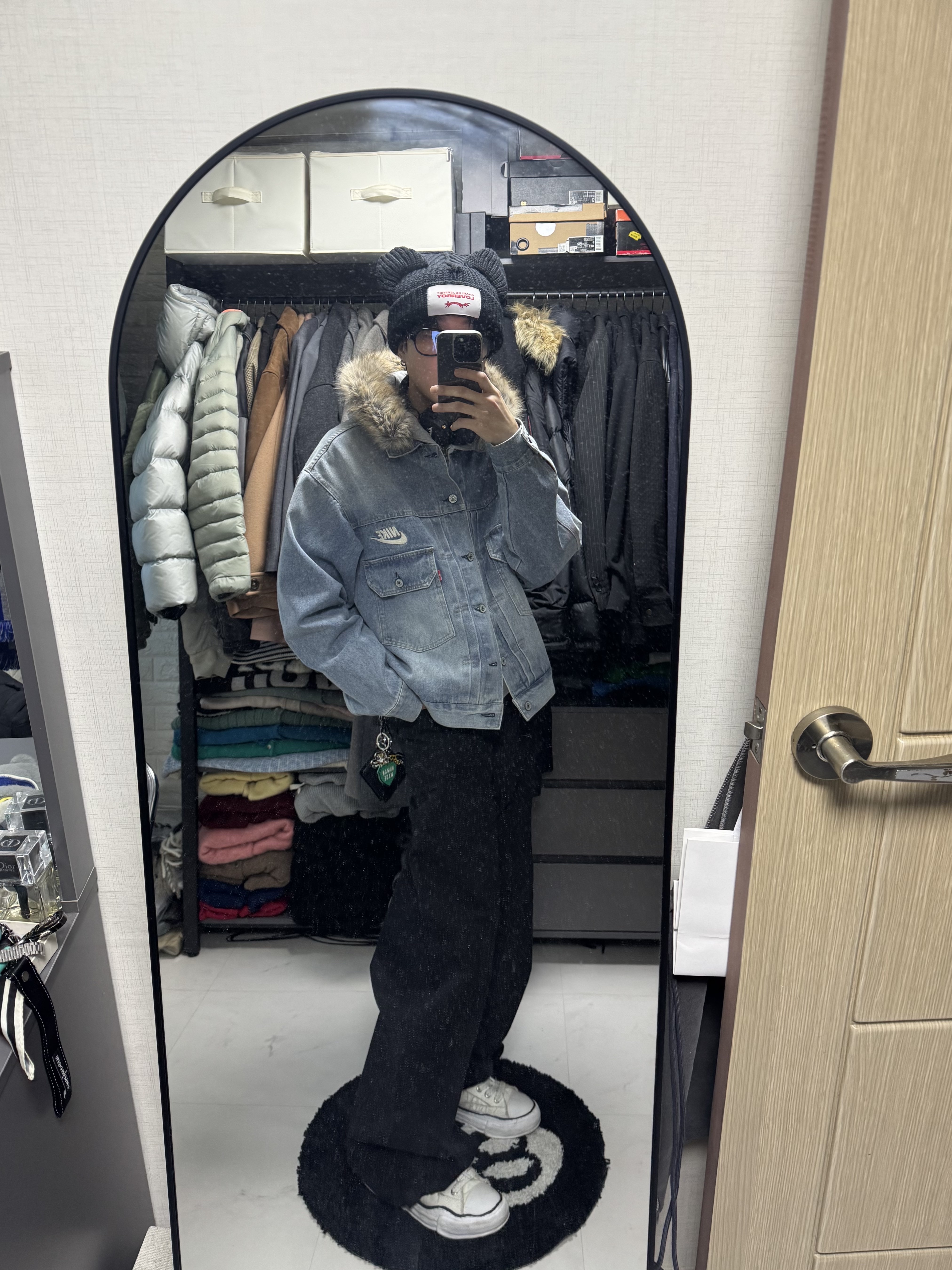 Charles Jeffrey Loverboy Chunky Ears Beanie Black, AMOU Fur Hoodie Zip Up Gray 착용 스타일 - 2
