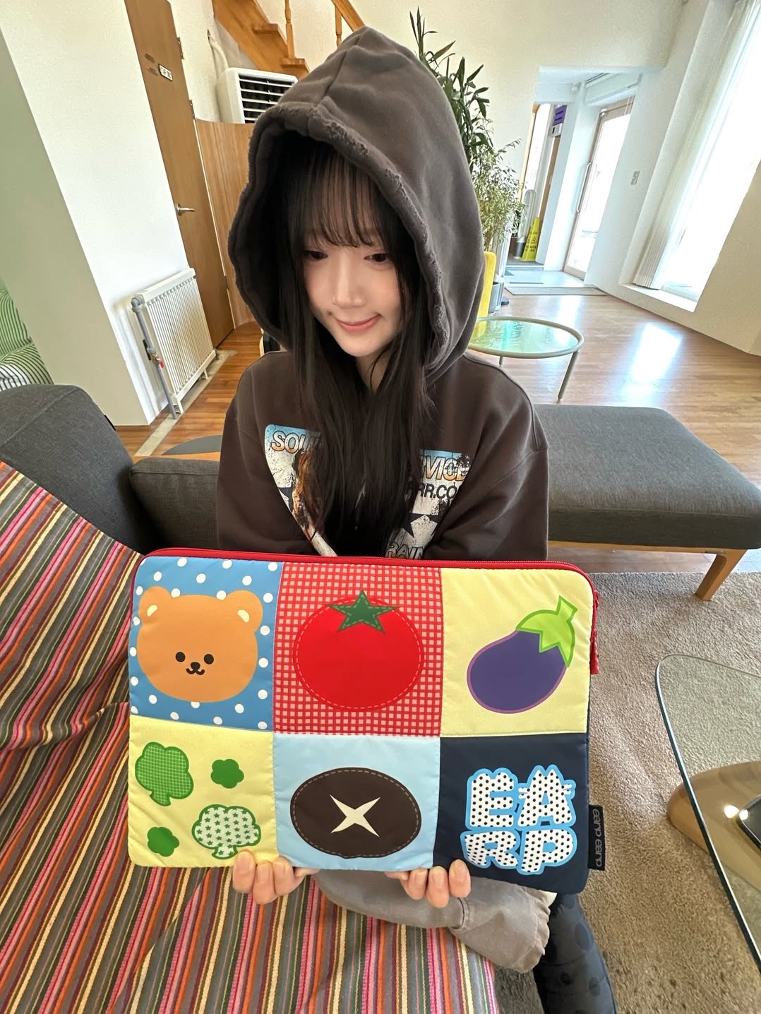 earpearp Veggie Color Block iPad Pouch 11 Inch, earpearp Veggie Color Block iPad Pouch 13 Inch 착용 스타일