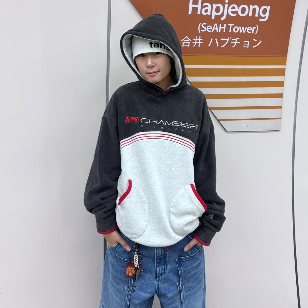 SPORT CHAMBER Bench Fleece Hood T-Shirt Chacoal 착용 스타일 - 4