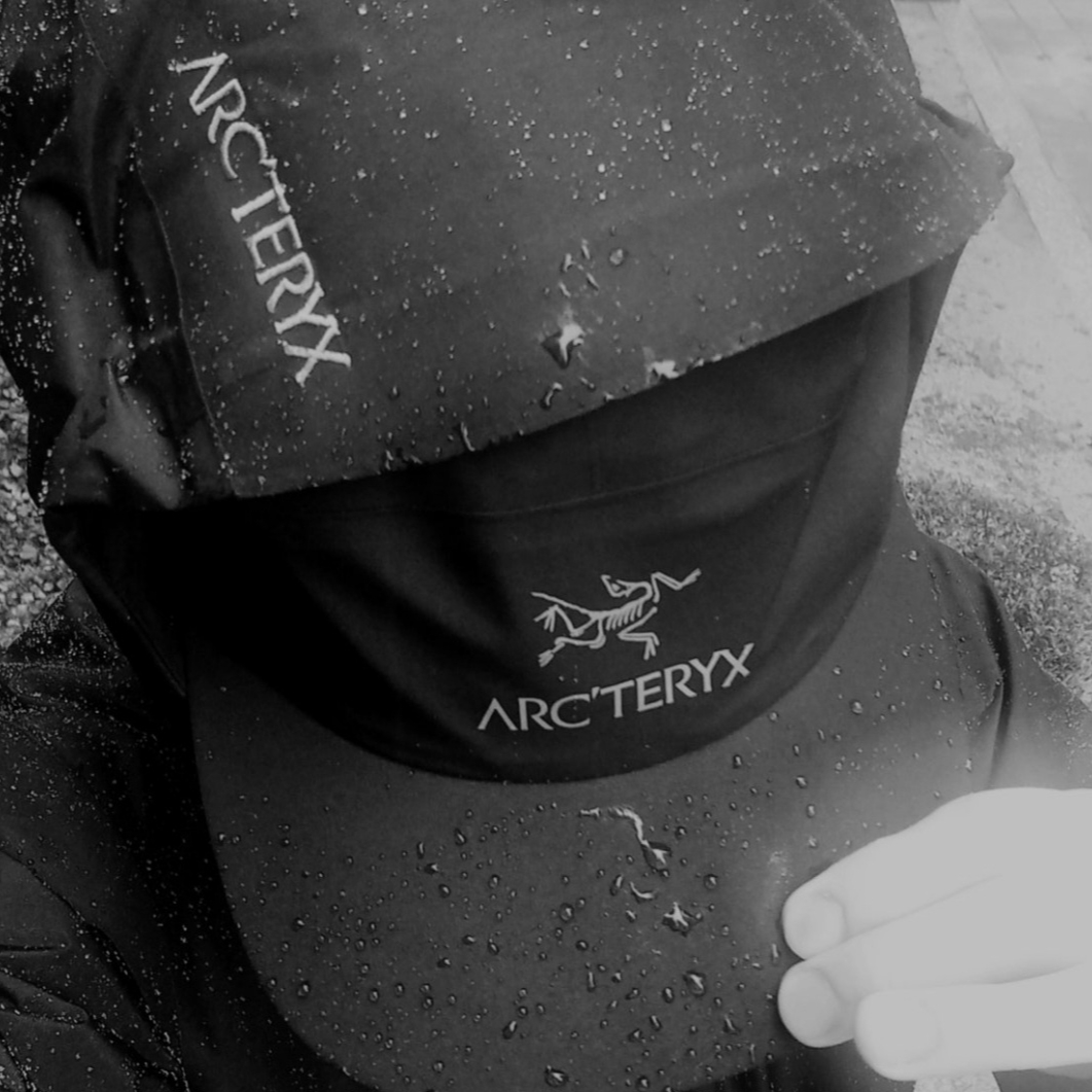 Arc'teryx Beta SL Jacket Black, Arc'teryx Gore 5 Panel Cap Black 착용 스타일 - 1