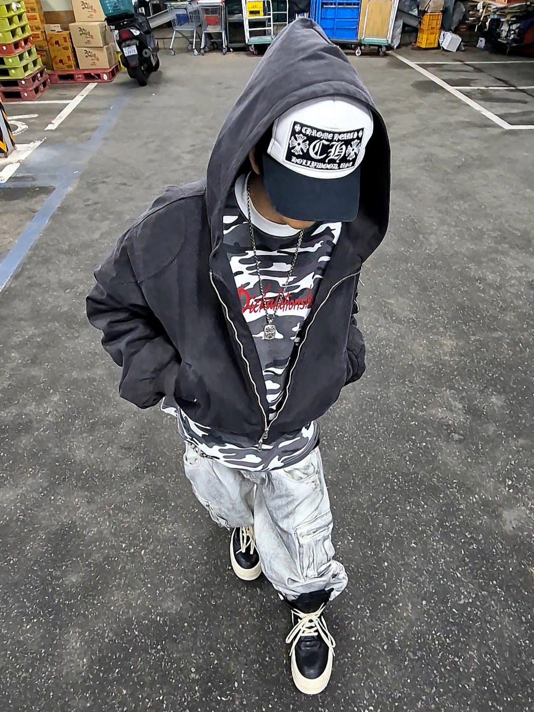 emostanceclub Camouflage Crew Neck Sleeve White Camo, Chrome Hearts CH Hollywood Trucker Hat Black White 착용 스타일