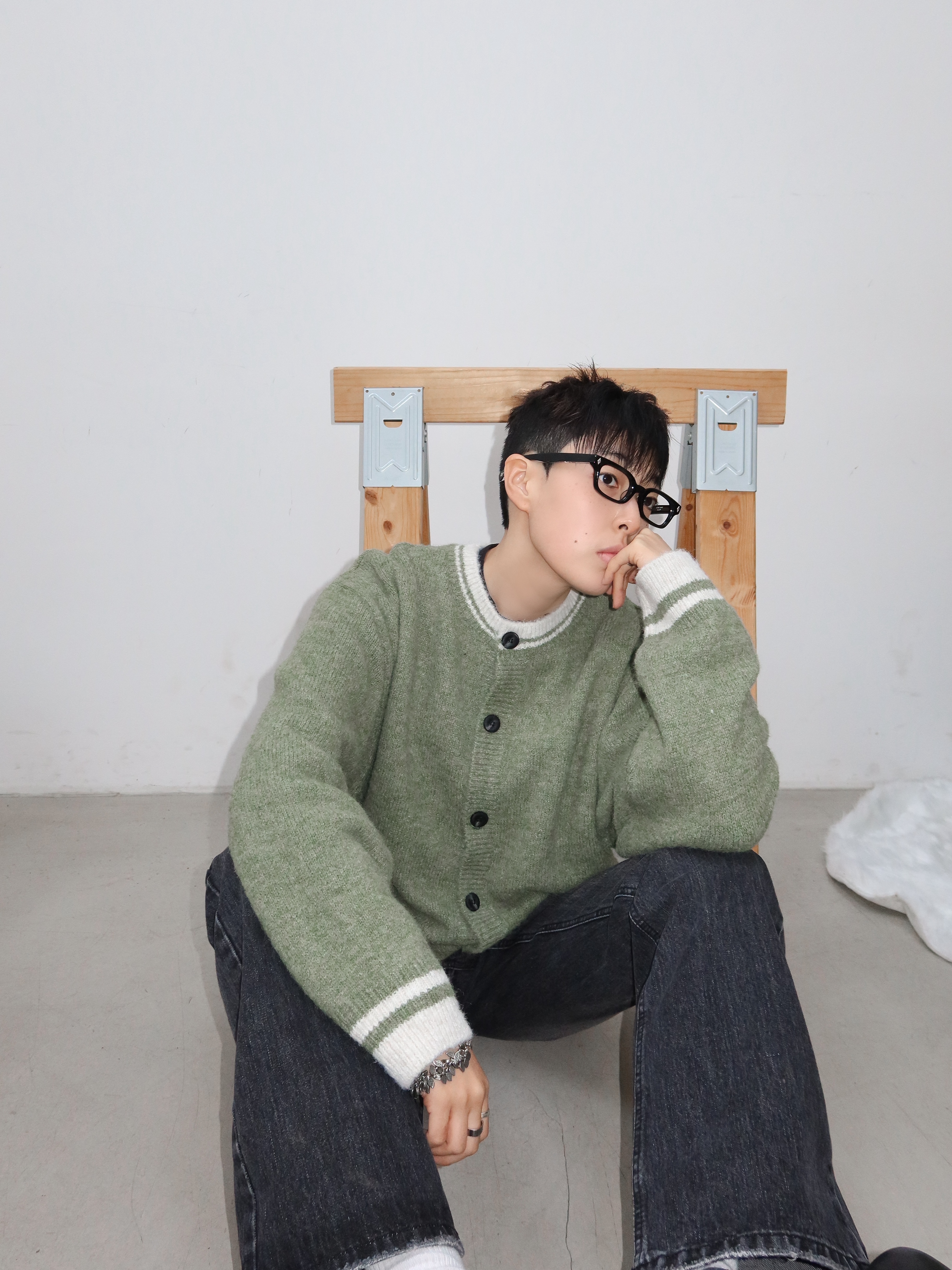 Hono Report Hairy Round Cardigan Olive, Hono Report Bell Bottom Denim Pants Black 착용 스타일 - 1