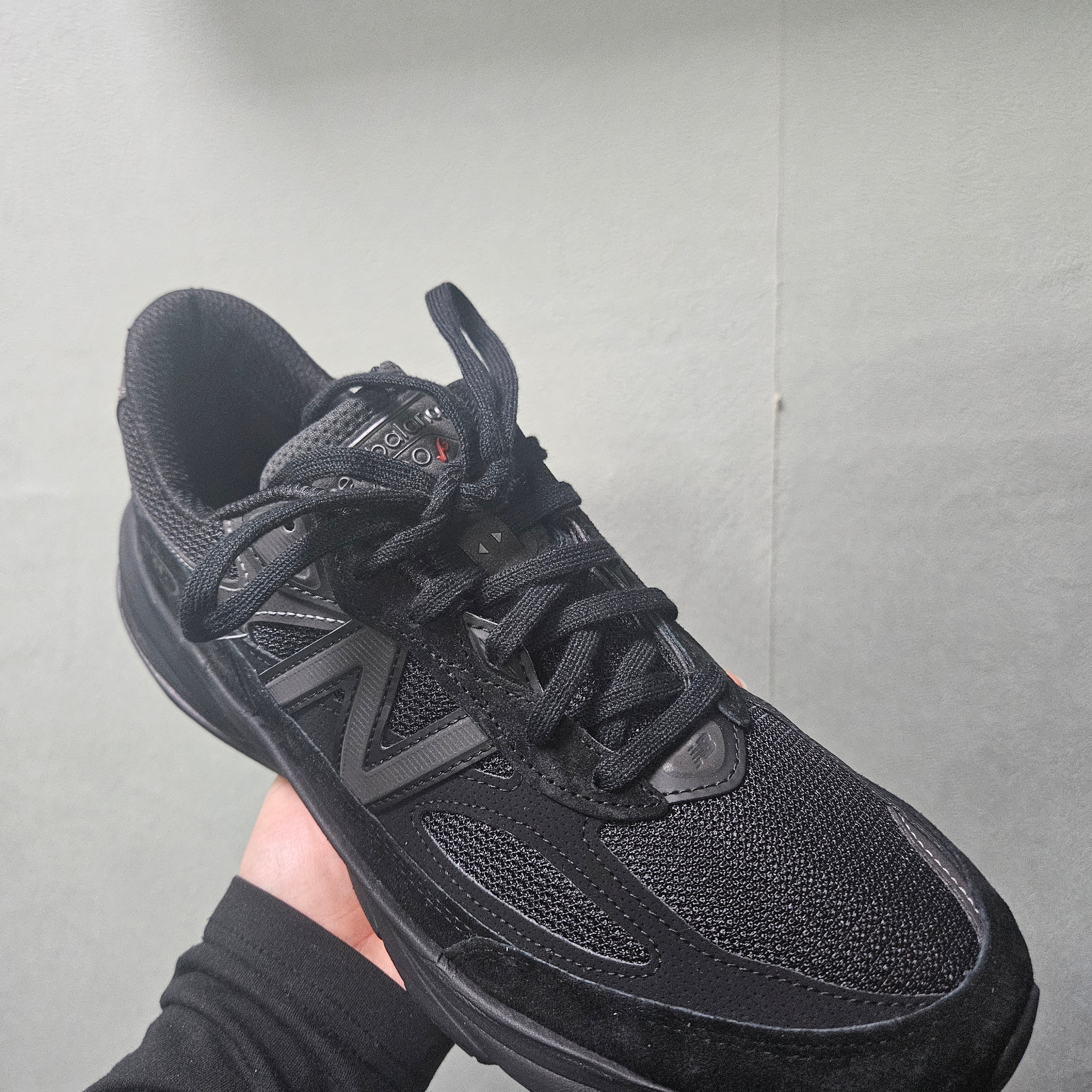 New Balance 990v6 Made in USA Triple Black - D Standard 착용 스타일 - 2
