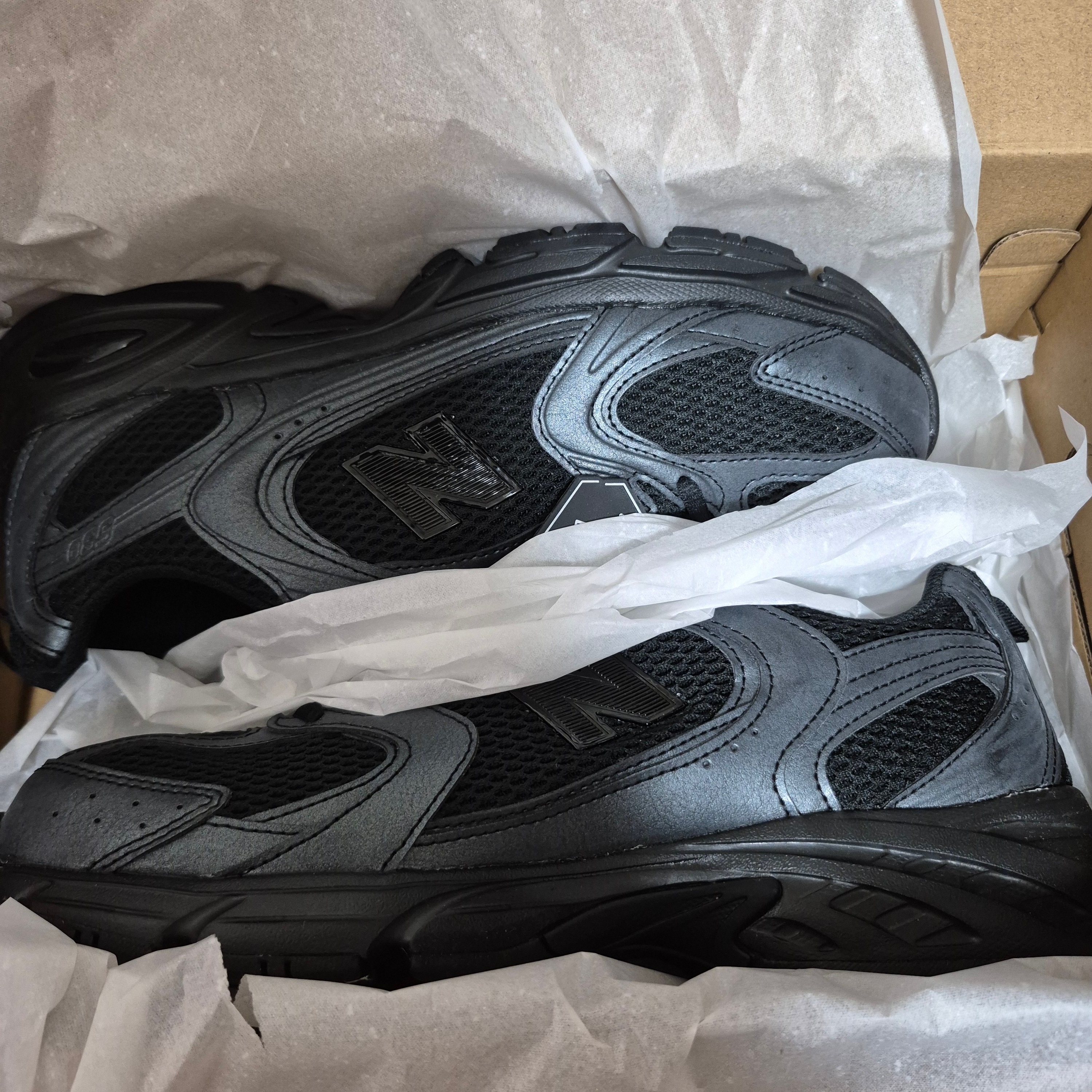 New Balance 530 Black 착용 스타일 - 1