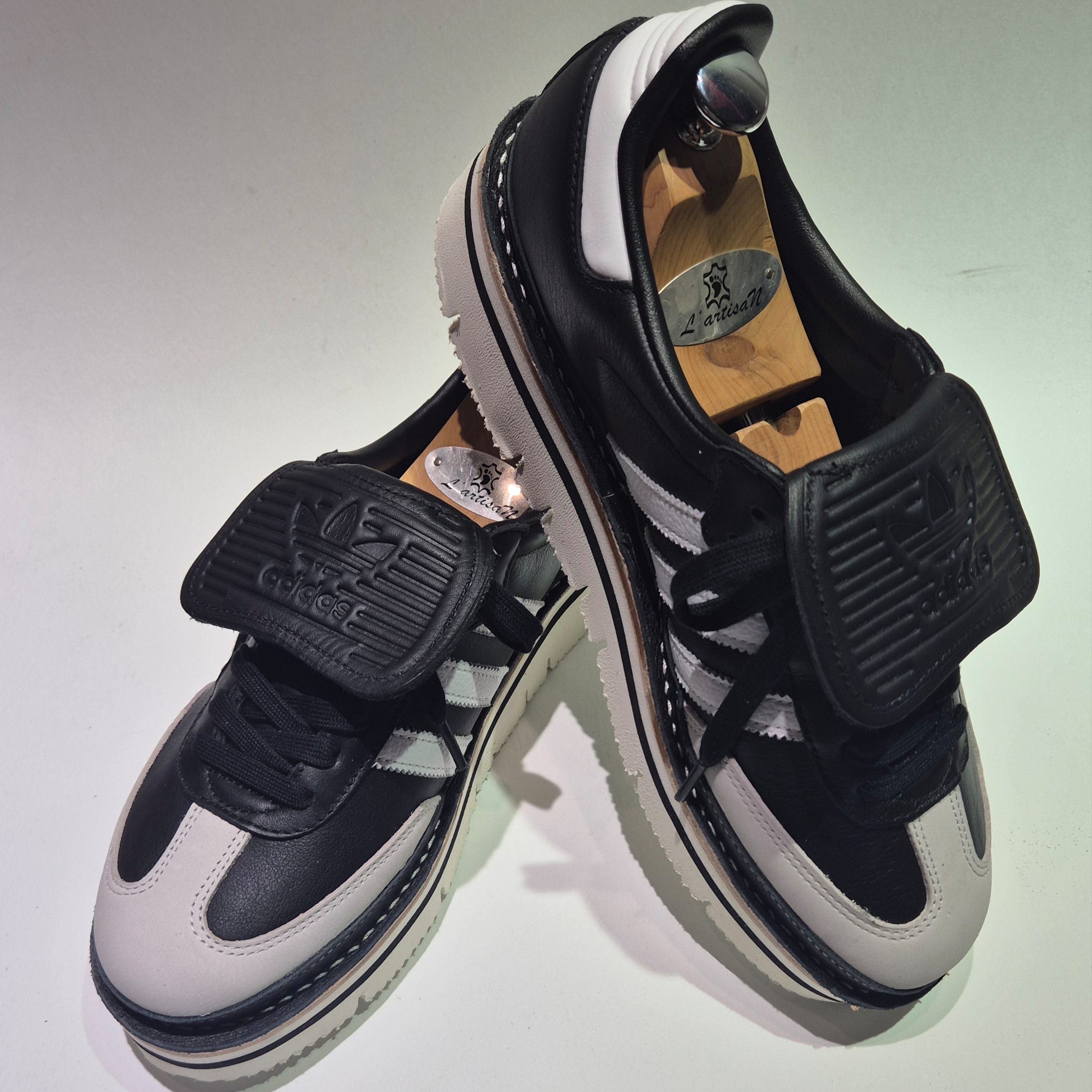(W) Adidas Samba LT Core Black Cloud White Gold Metallic, Adidas Samba OG Cloud White 착용 스타일 - 5