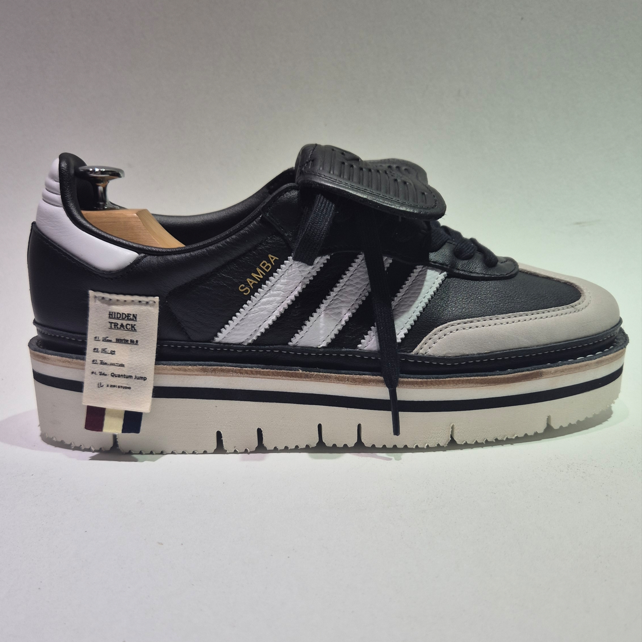 (W) Adidas Samba LT Core Black Cloud White Gold Metallic, Adidas Samba OG Cloud White 착용 스타일 - 1