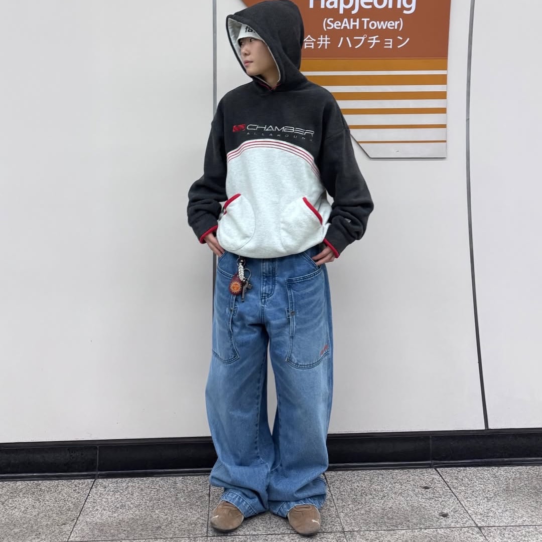 SPORT CHAMBER Bench Fleece Hood T-Shirt Chacoal 착용 스타일 - 2