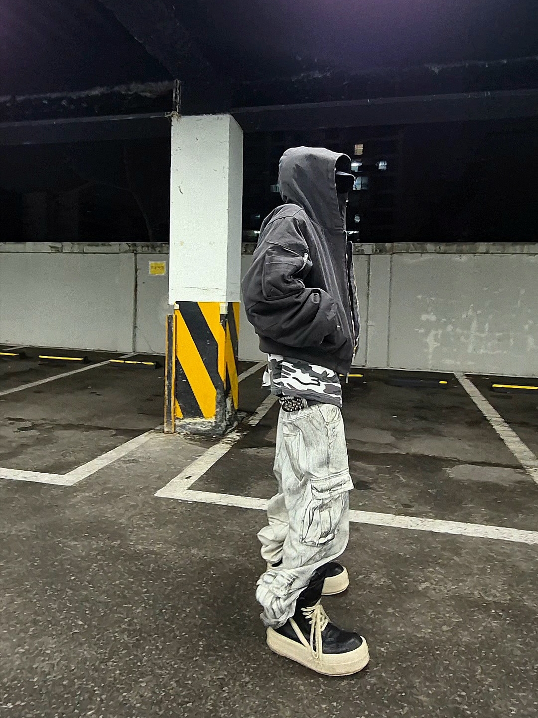 emostanceclub Camouflage Crew Neck Sleeve White Camo, ROARINGRAD Washed Hooded Bomber Ash Black 착용 스타일